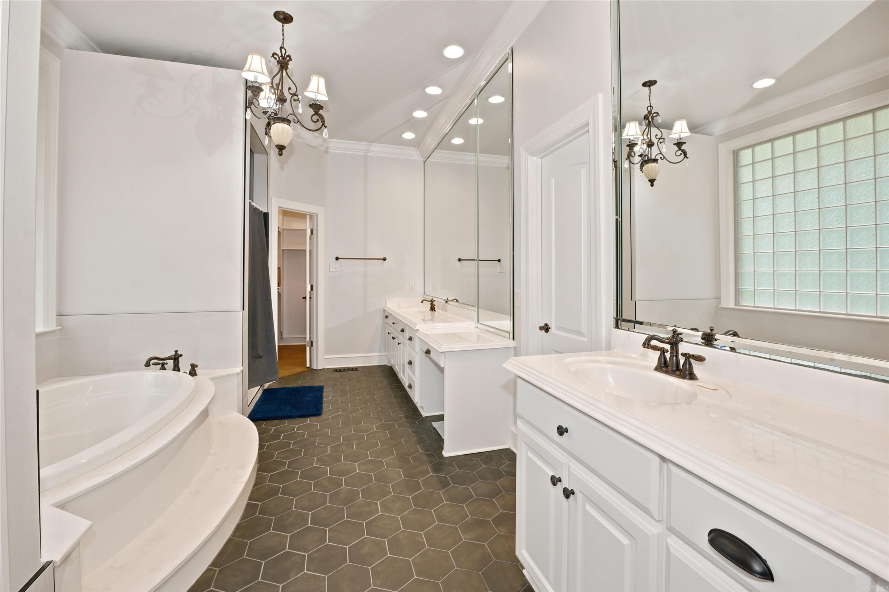 200 W Hillcrest Drive Property Photo 15