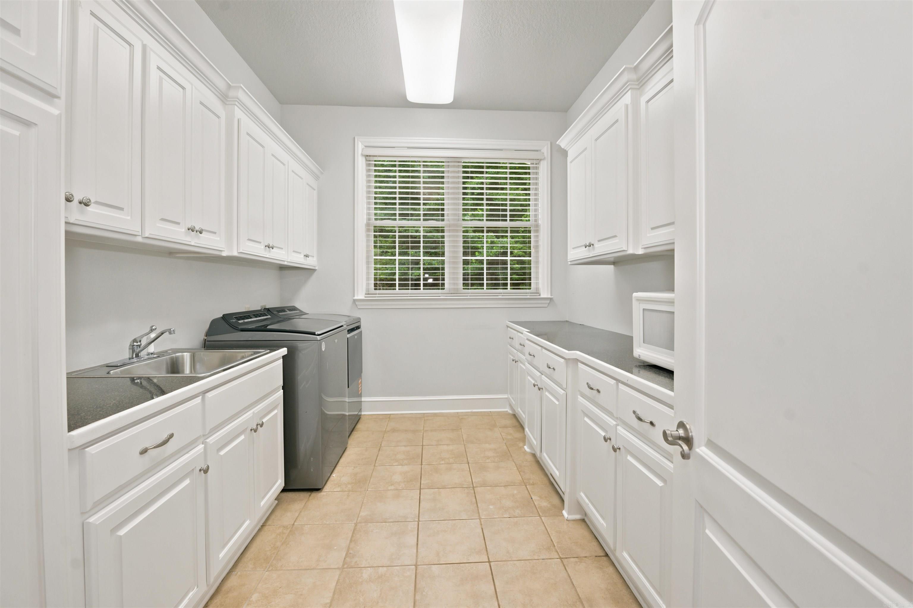 200 W Hillcrest Drive Property Photo 17