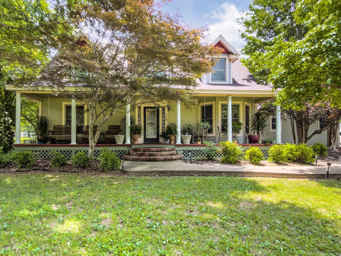 15 Wanda Circle Property Photo 1