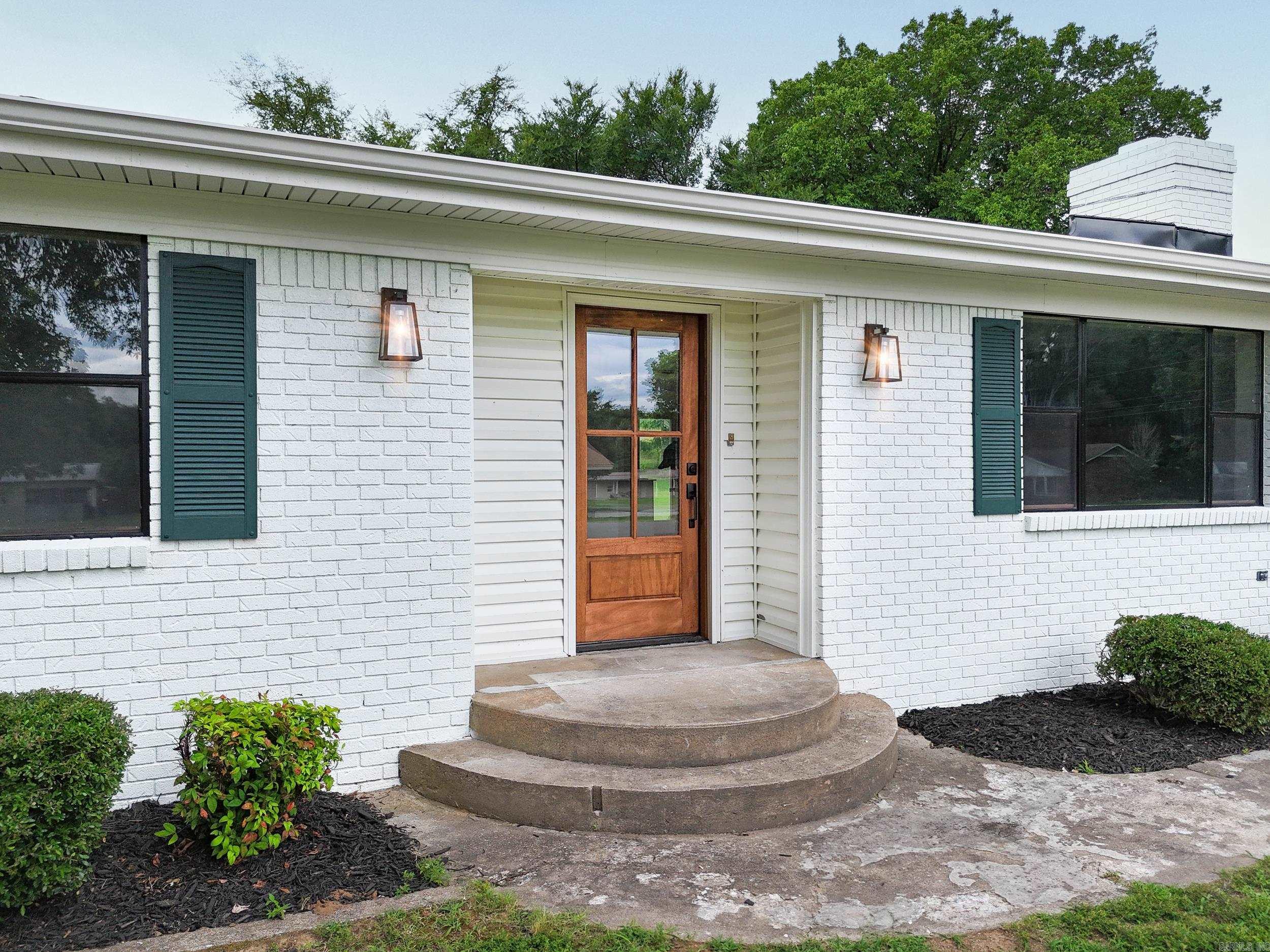 1 Lakeview Cir Property Photo 3