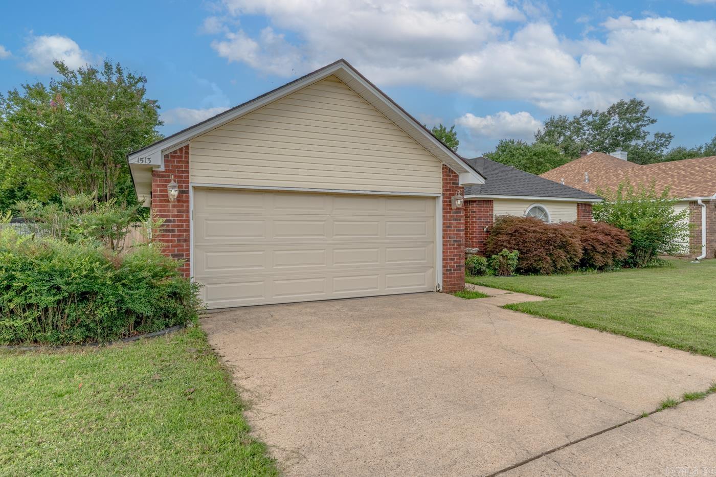 1513 Crepe Myrtle Drive Property Photo 3