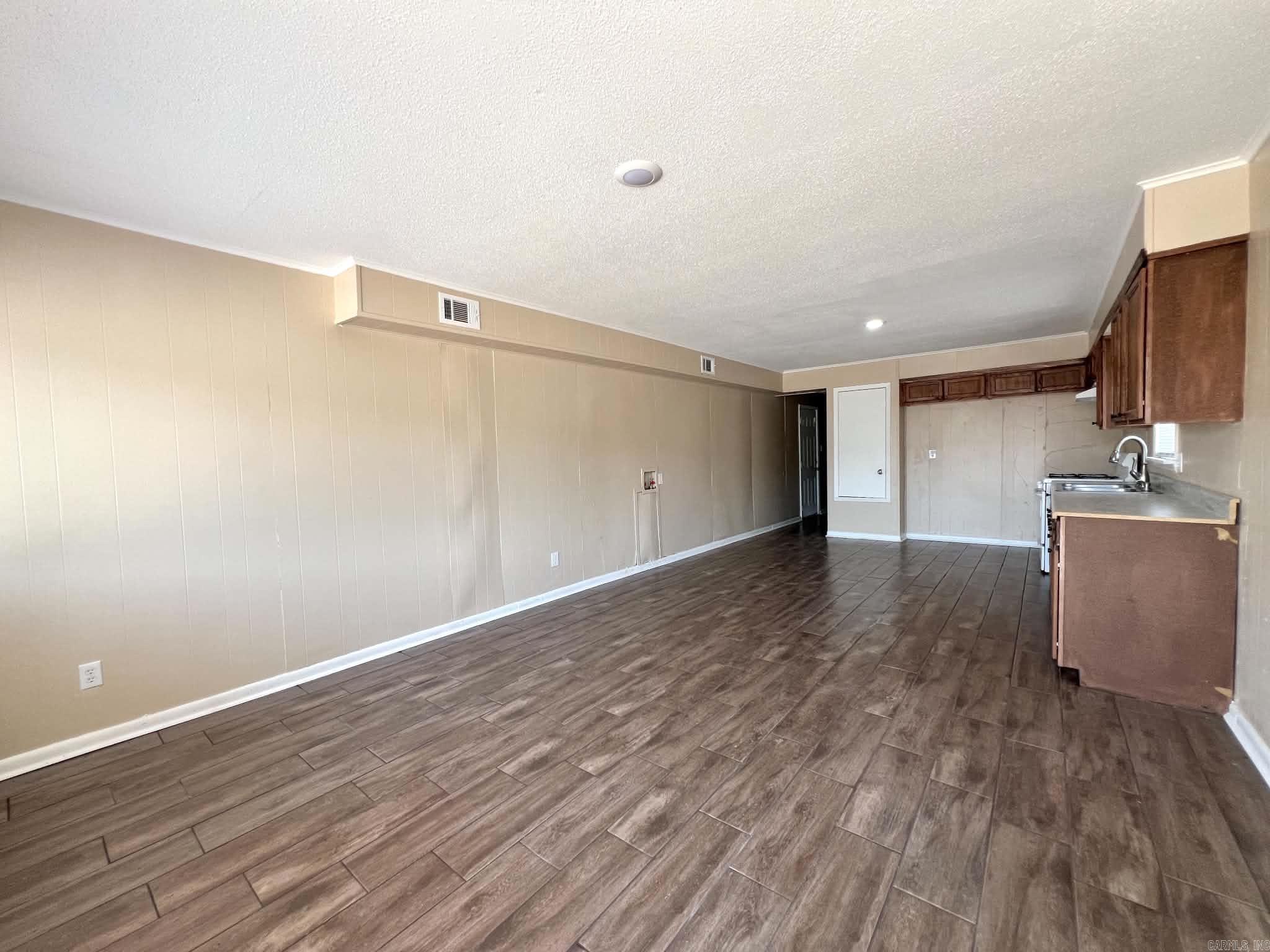 800 S Oak Street Property Photo 6
