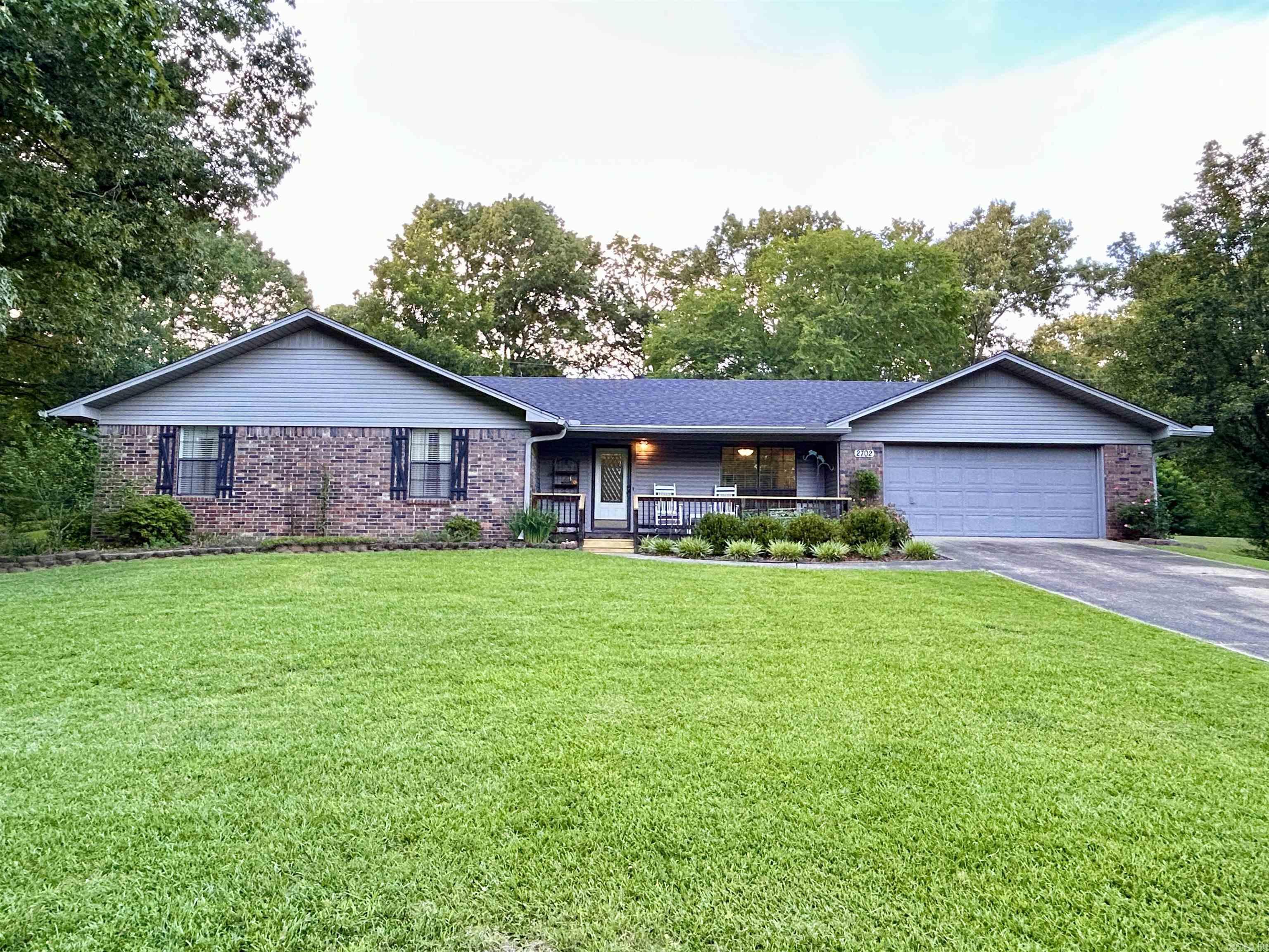 2702 Woodvale Lane Property Photo 2