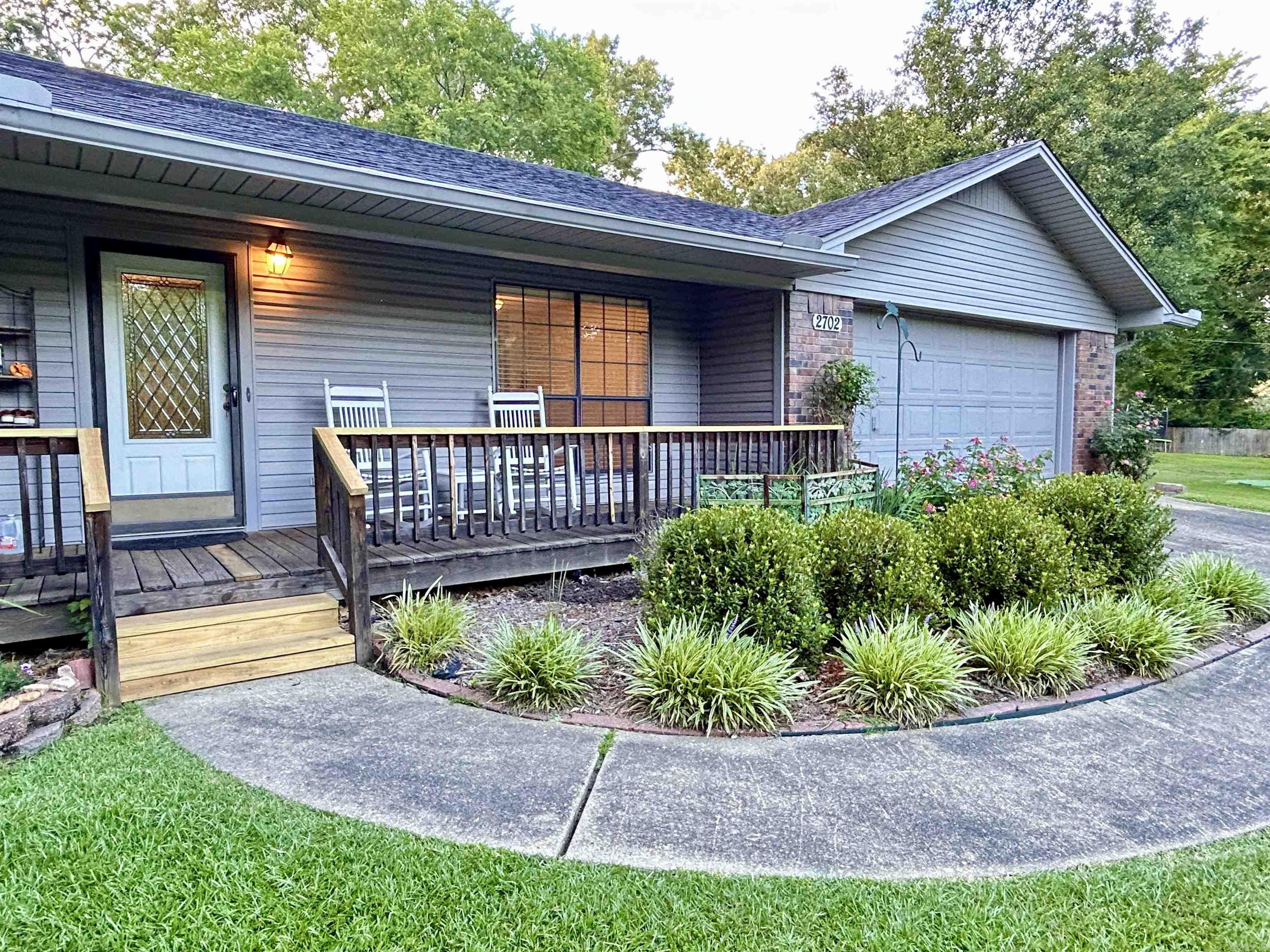 2702 Woodvale Lane Property Photo 3