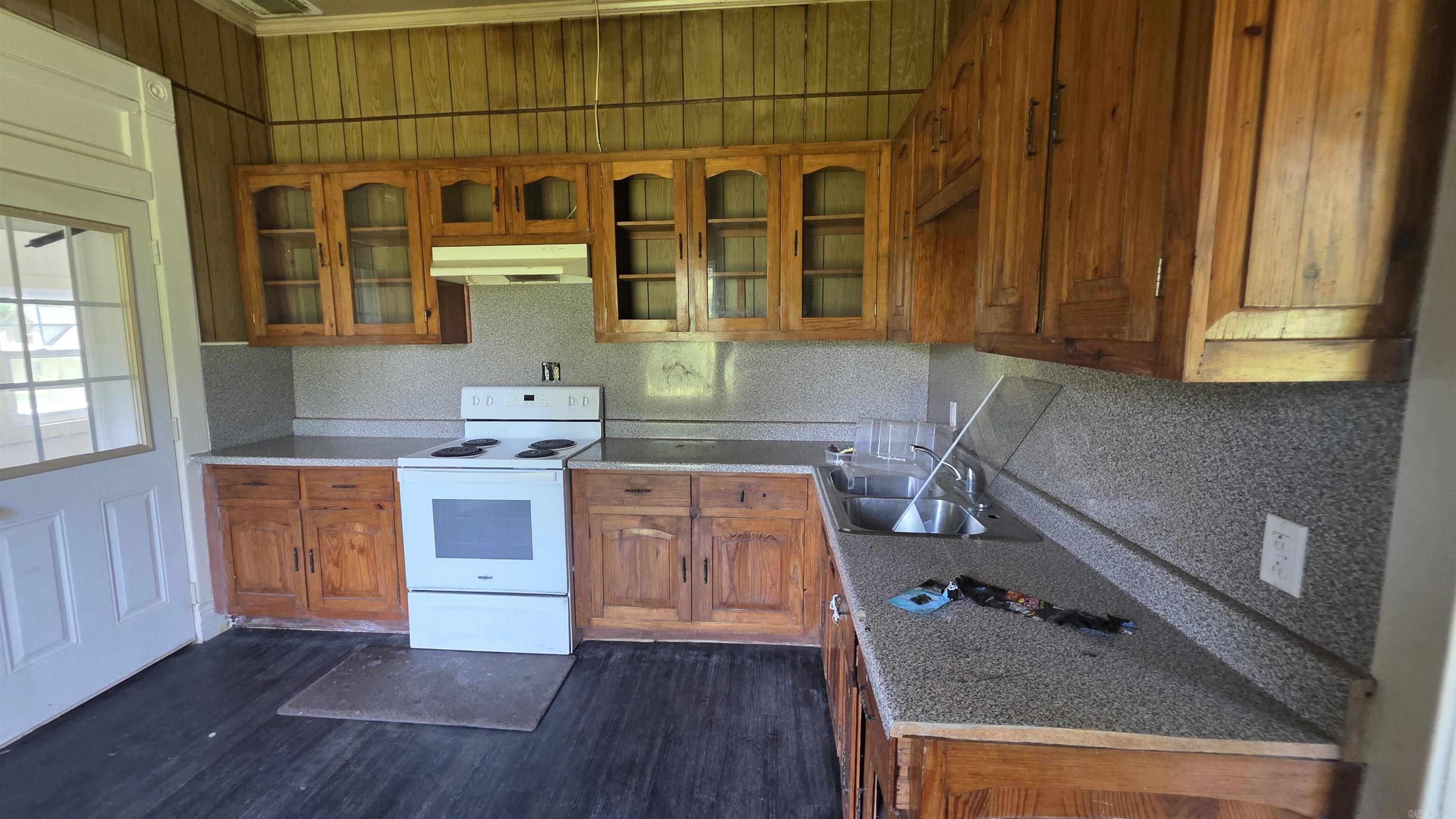 811 Wallace Property Photo 4