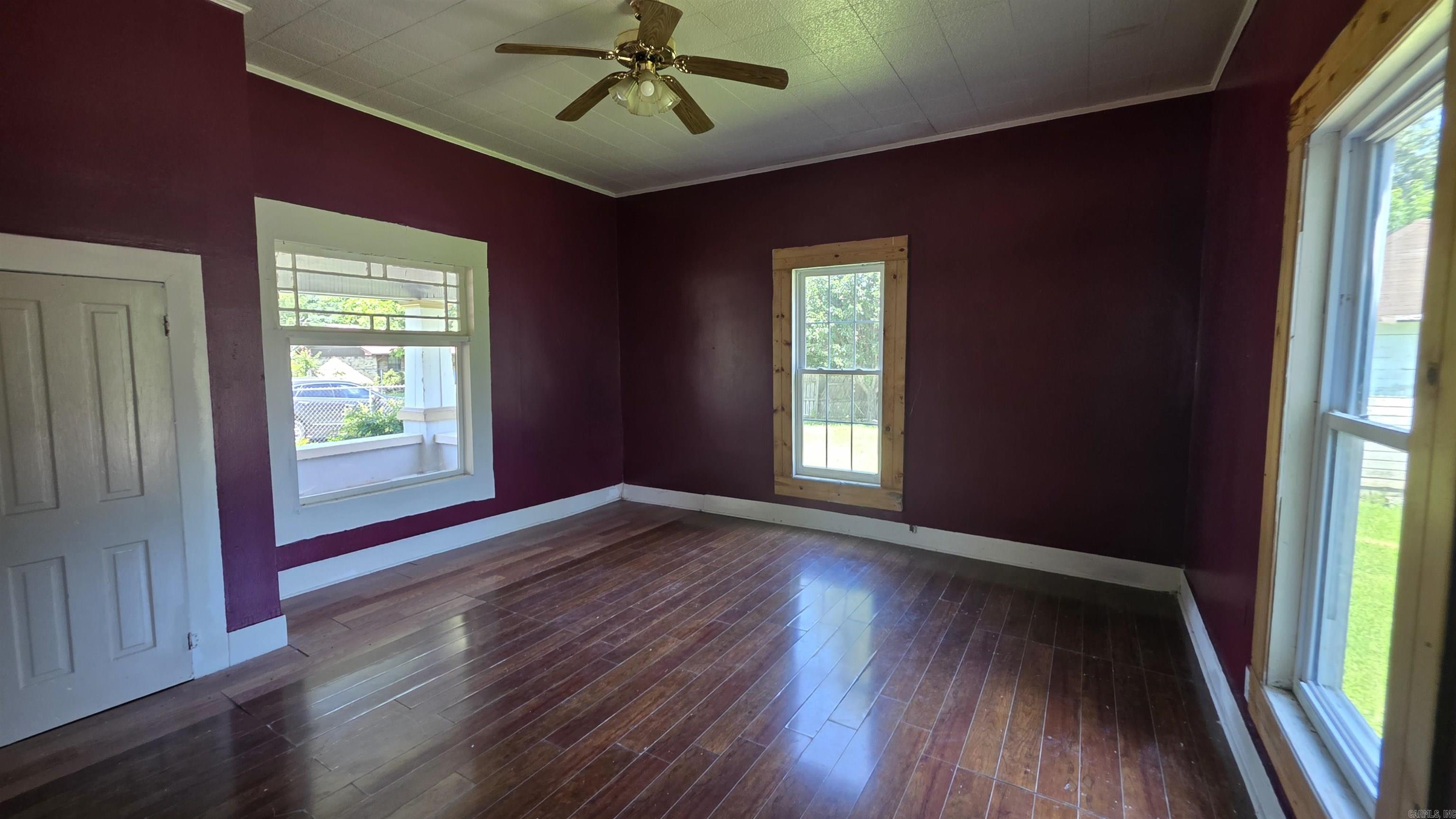 811 Wallace Property Photo 6