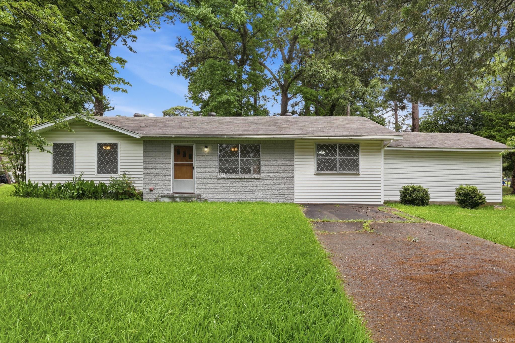 2515 N LAKEVIEW Property Photo 1