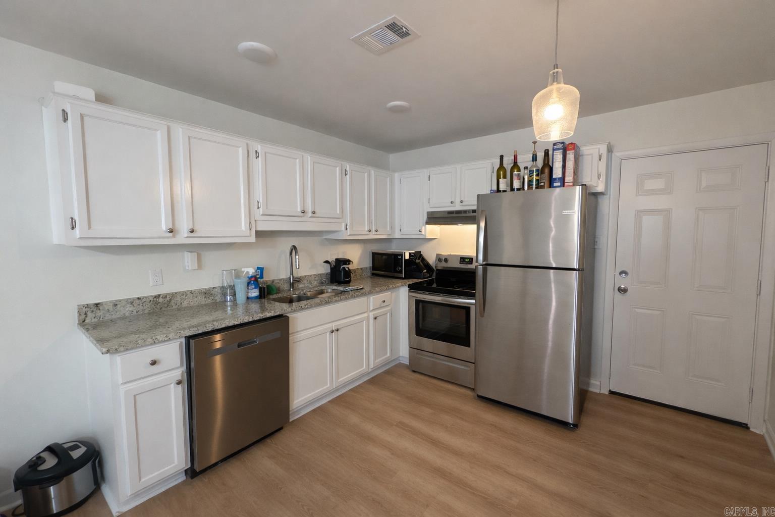 301 E 19th Street Property Photo 4