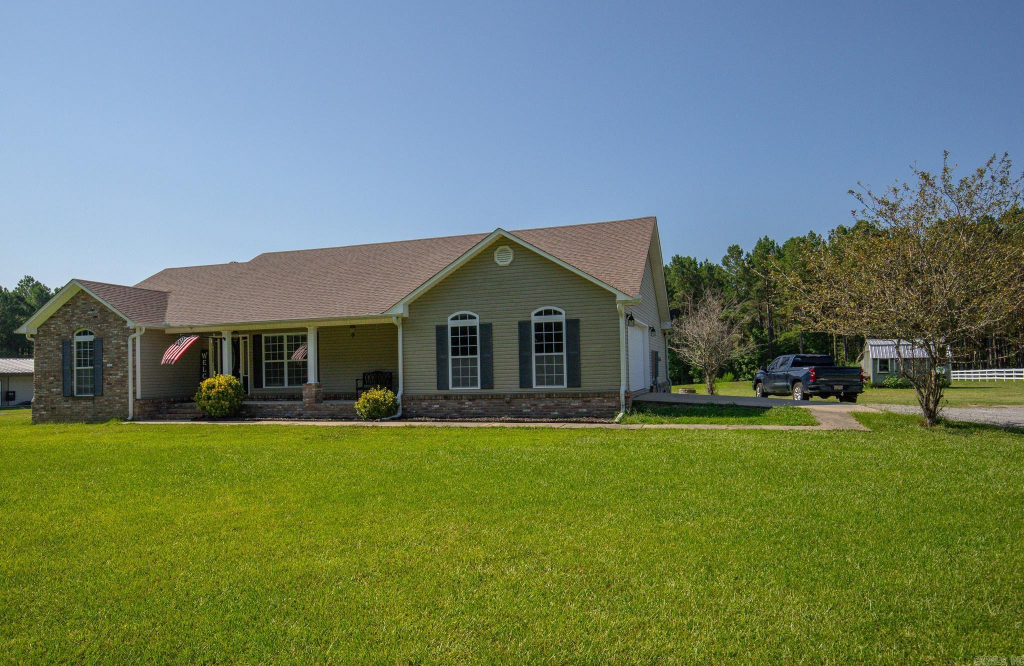 215 County Rd 7488 Property Photo 2