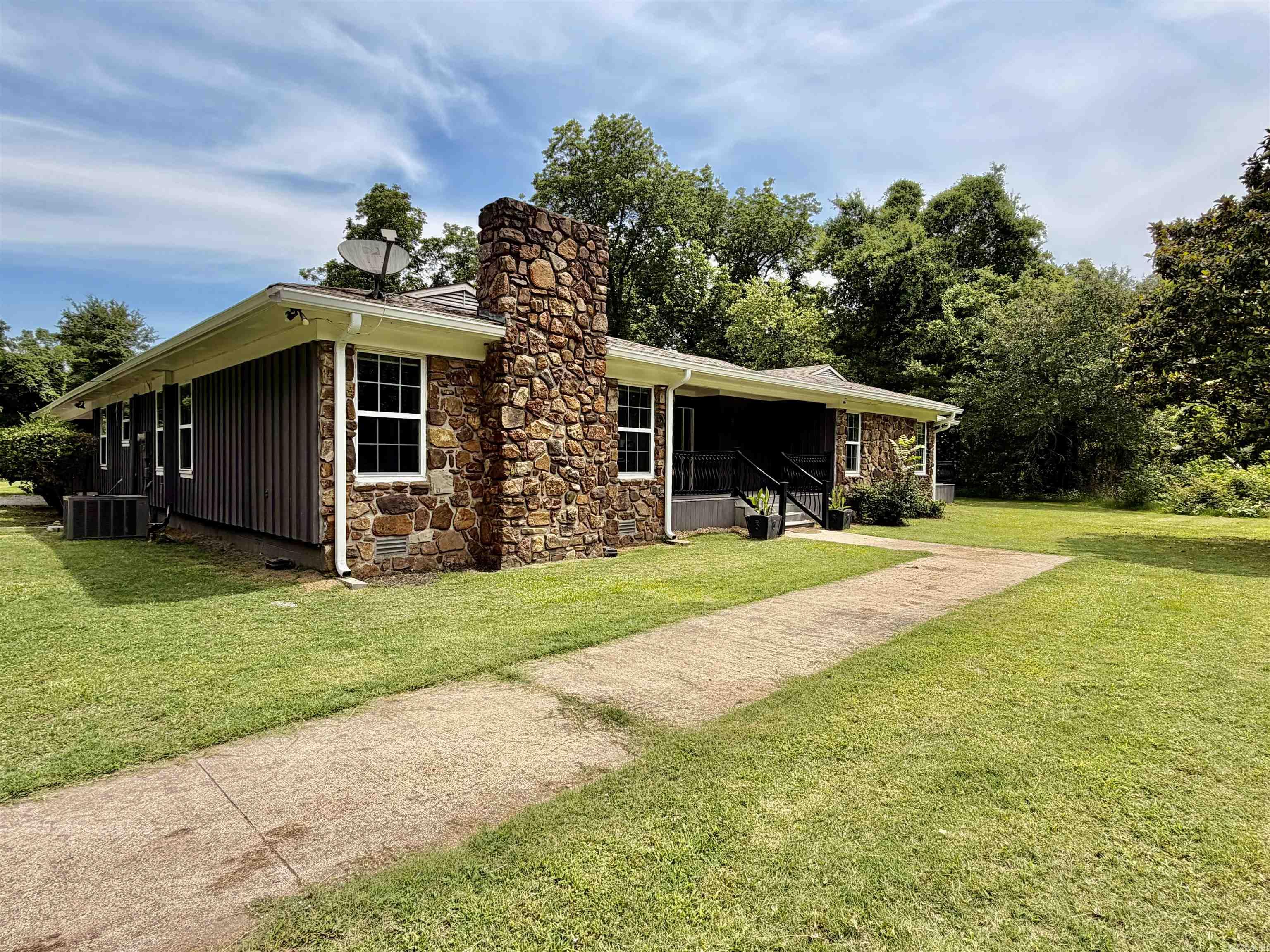 1407 S Trotter Property Photo 2