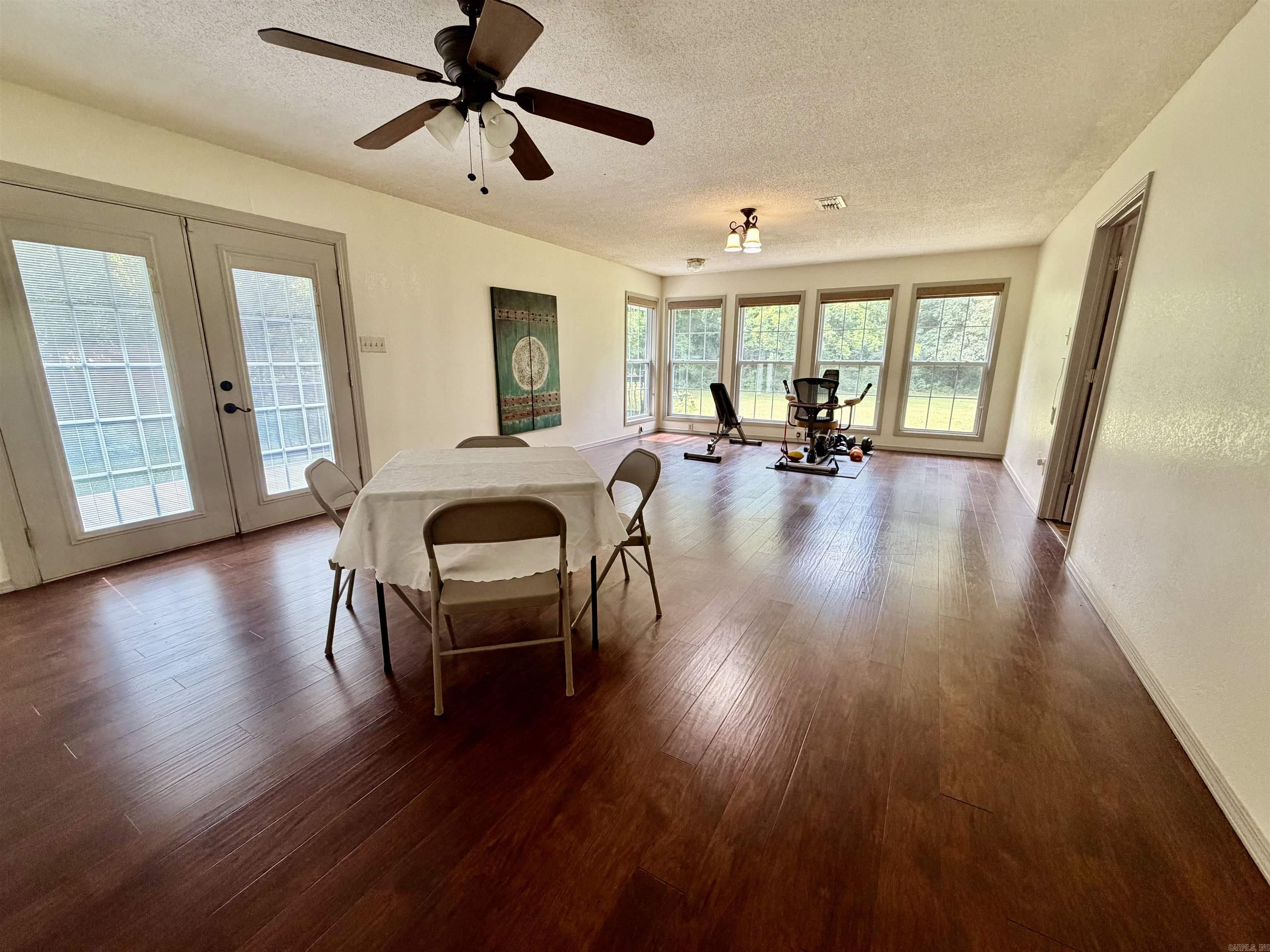1407 S Trotter Property Photo 31