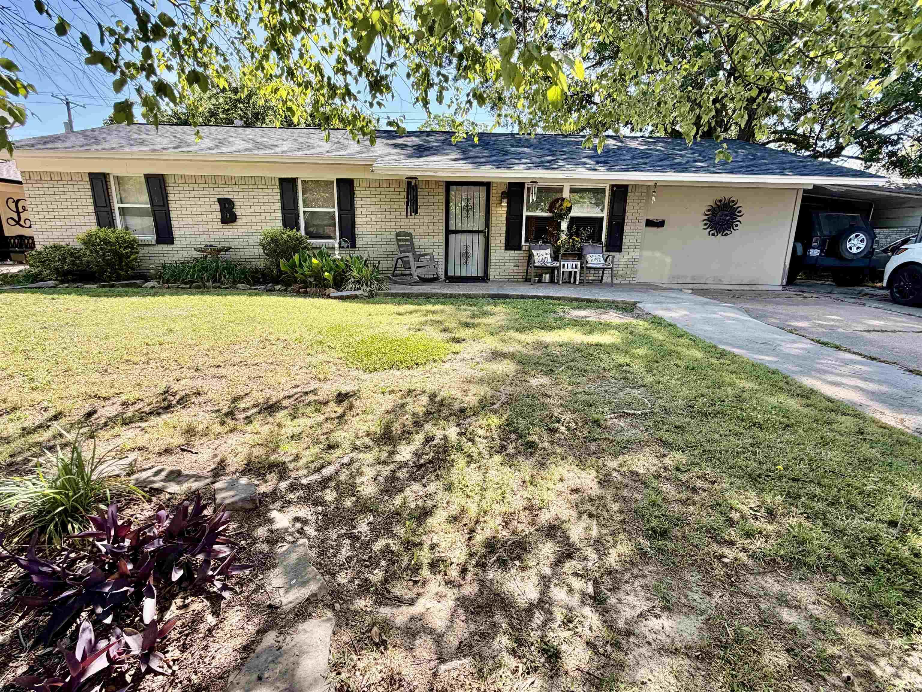 325 S Crestview Property Photo 1