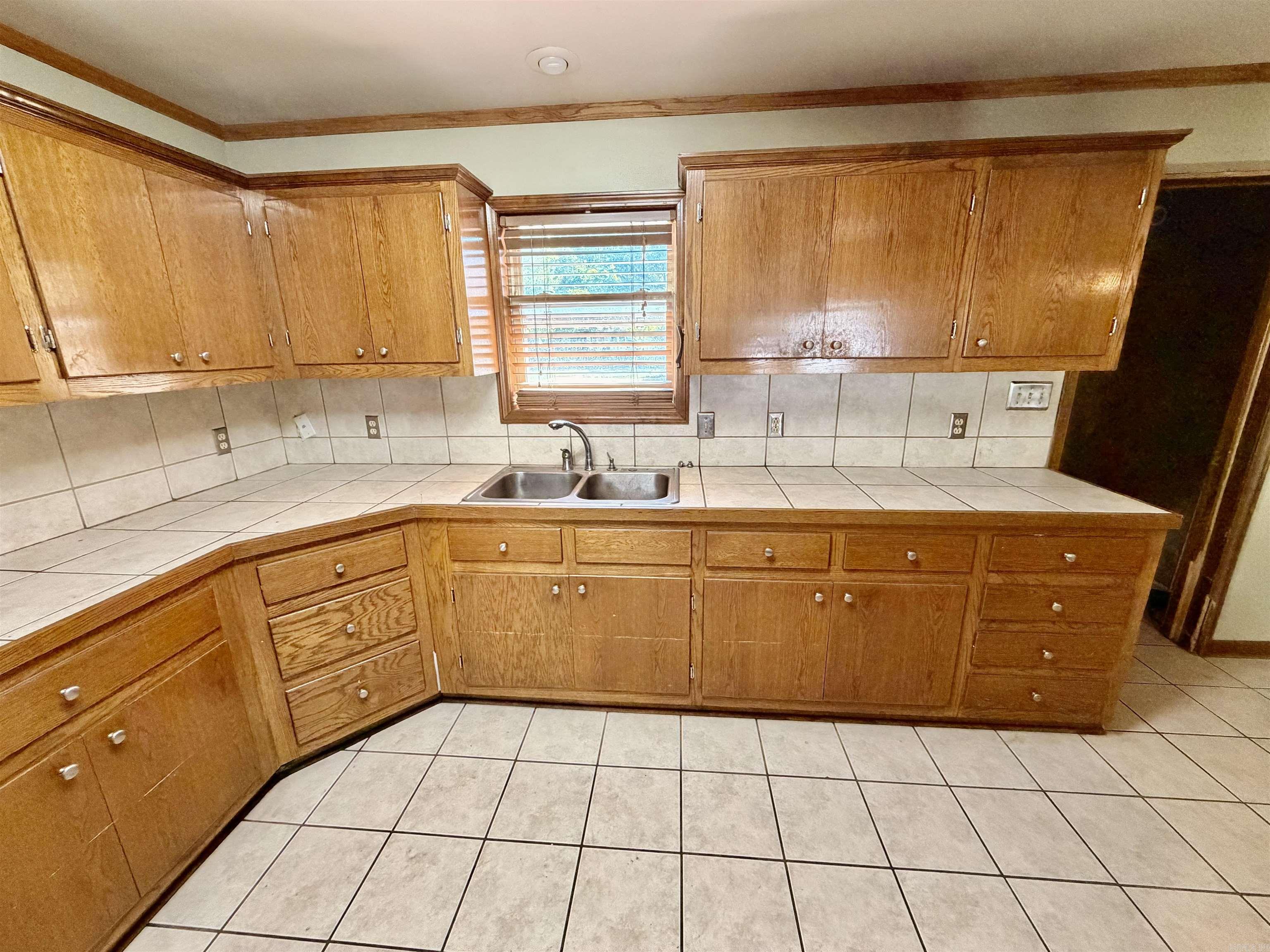 325 S Crestview Property Photo 7