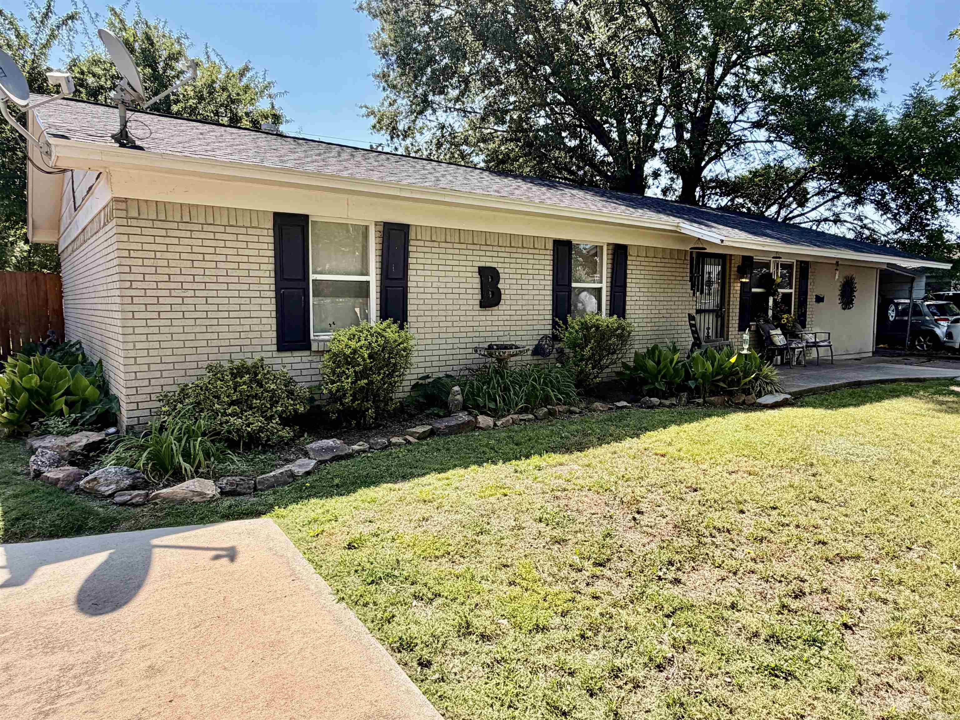 325 S Crestview Property Photo 11