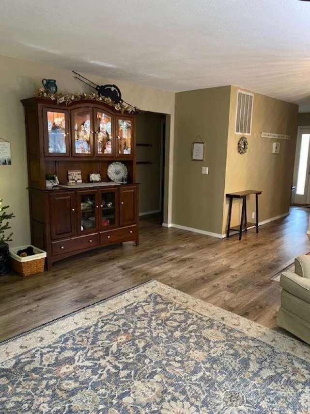 8 Lindsay Lane Property Photo 4