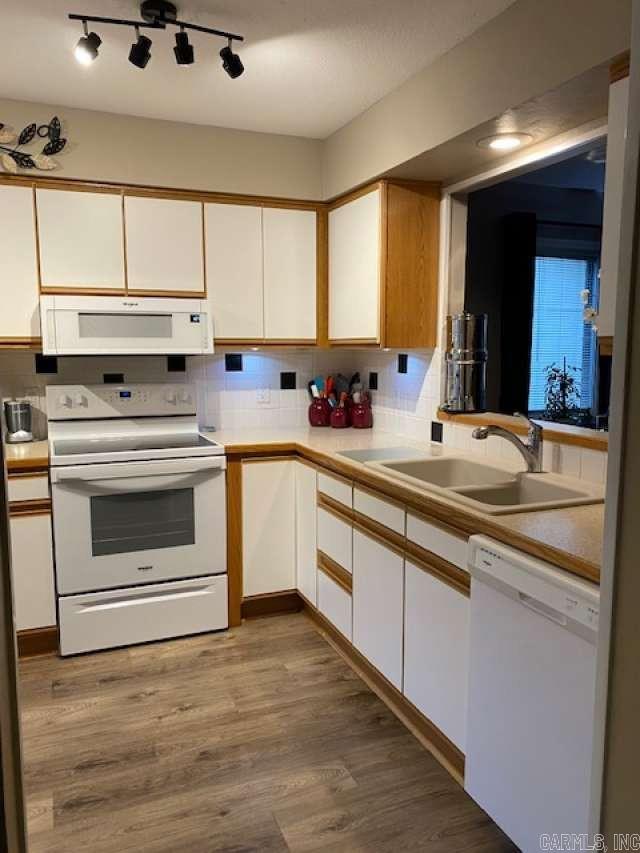 8 Lindsay Lane Property Photo 6