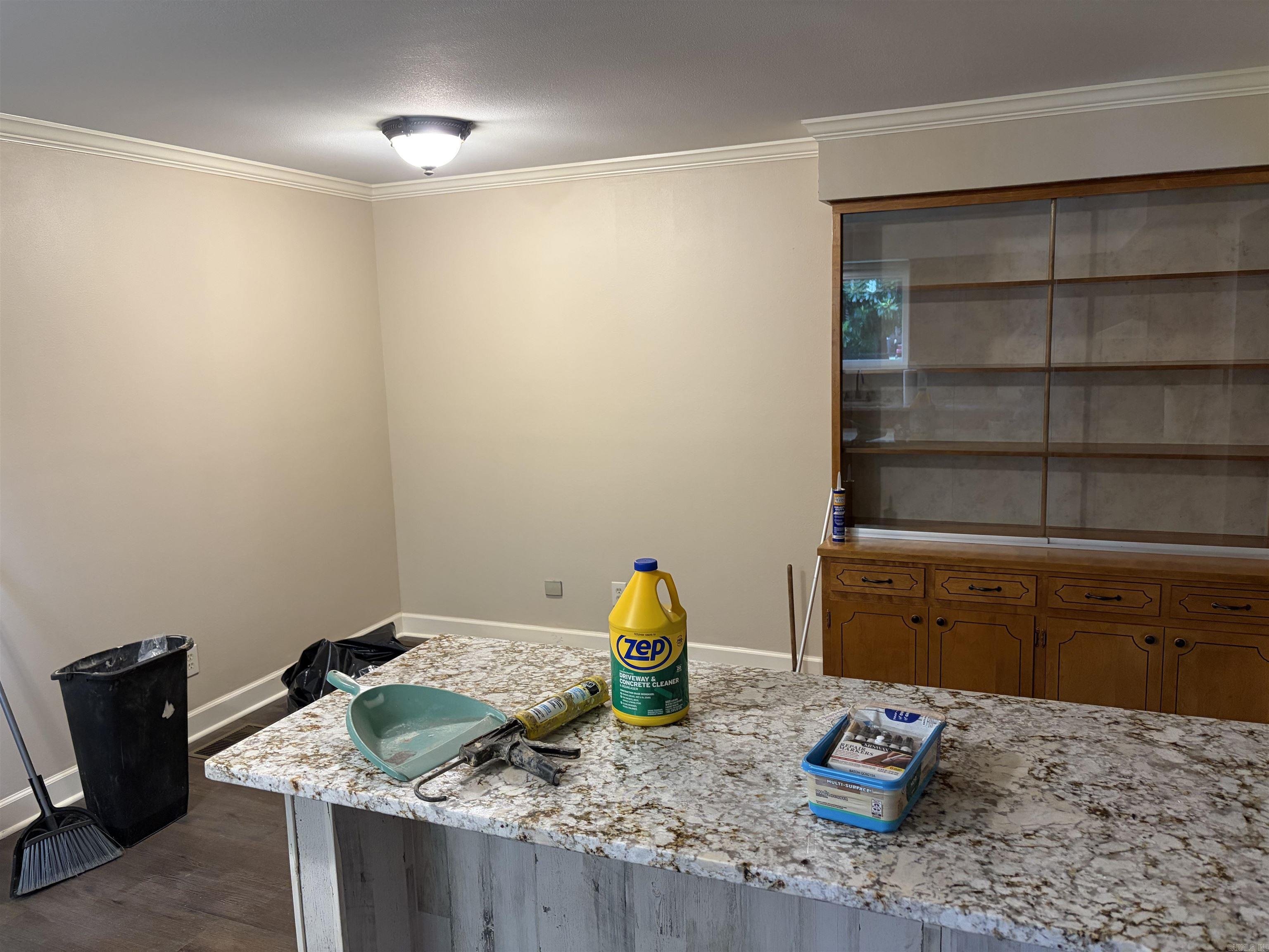 522 Robinette Street Property Photo 6