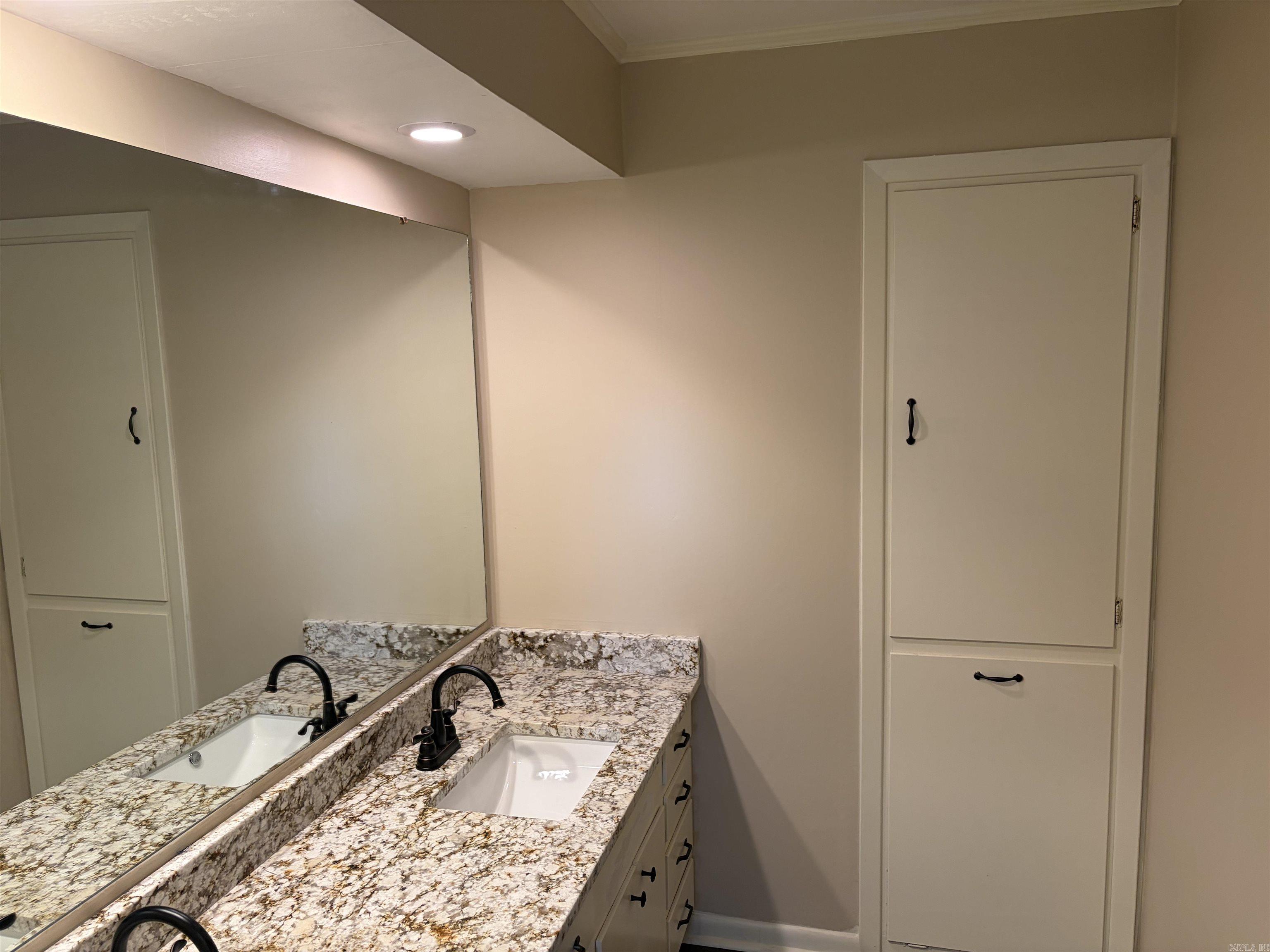 522 Robinette Street Property Photo 11
