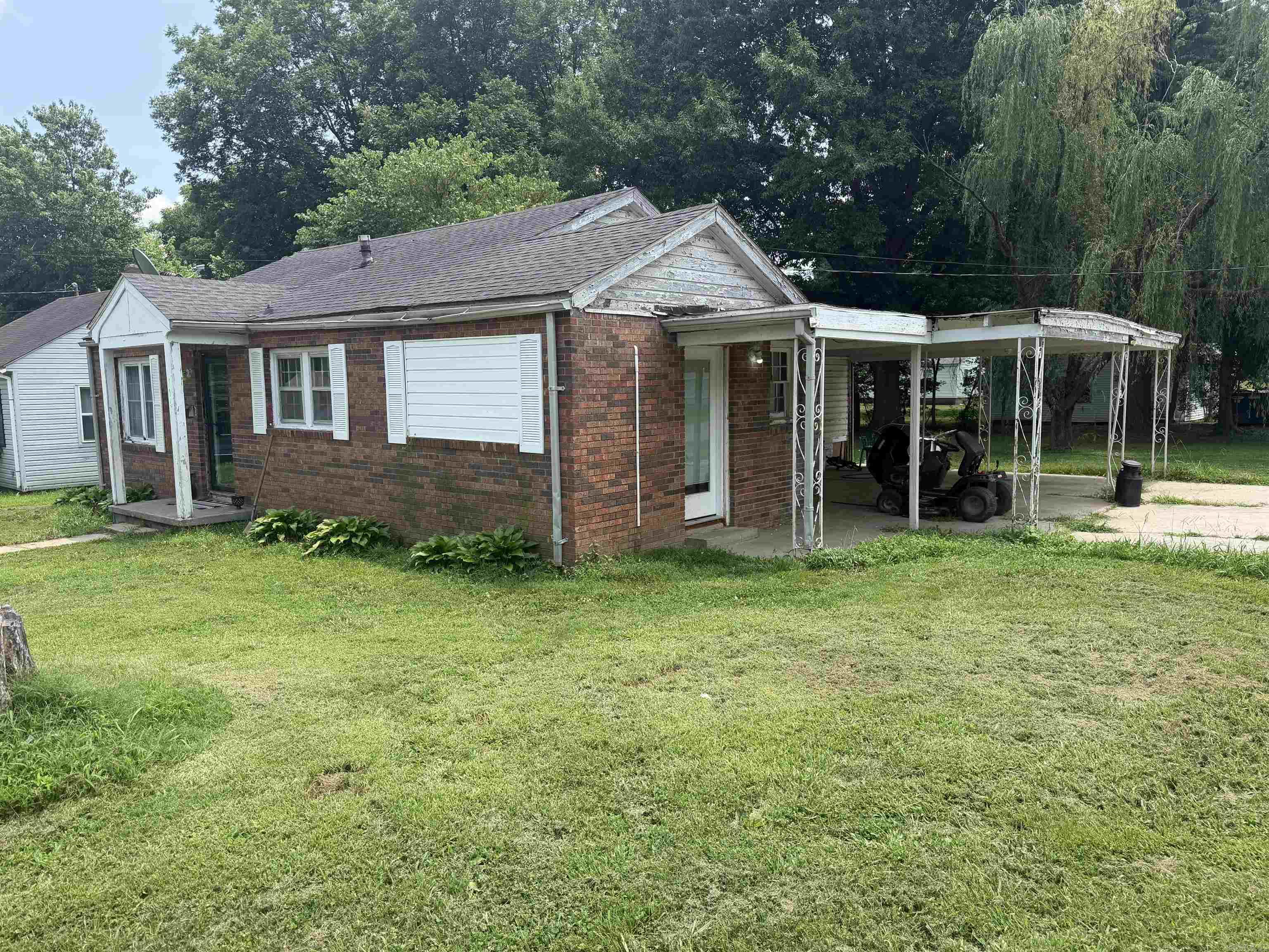 794 W Davis Street Property Photo 3