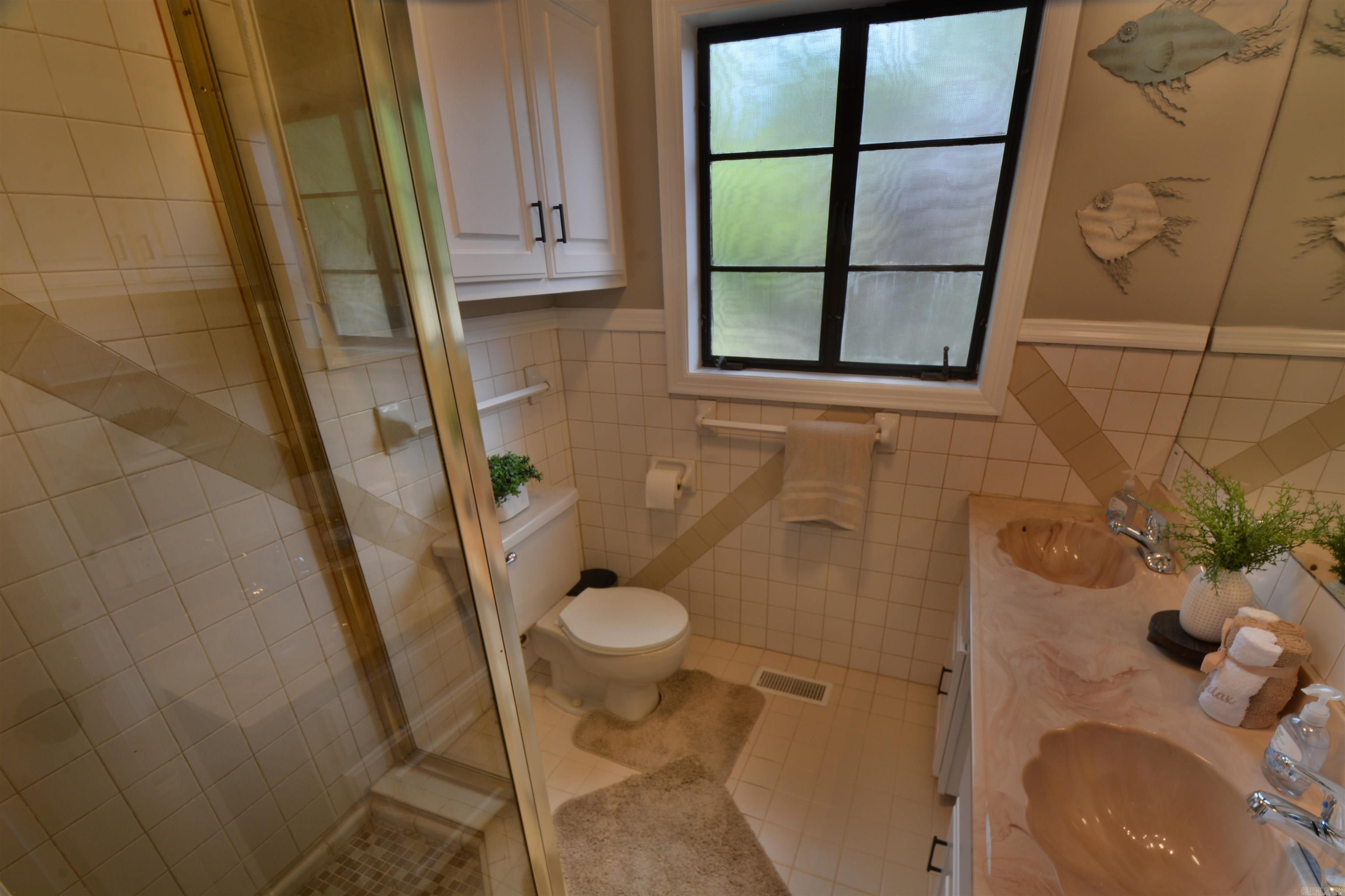 208 Edgewater Circle Property Photo 4