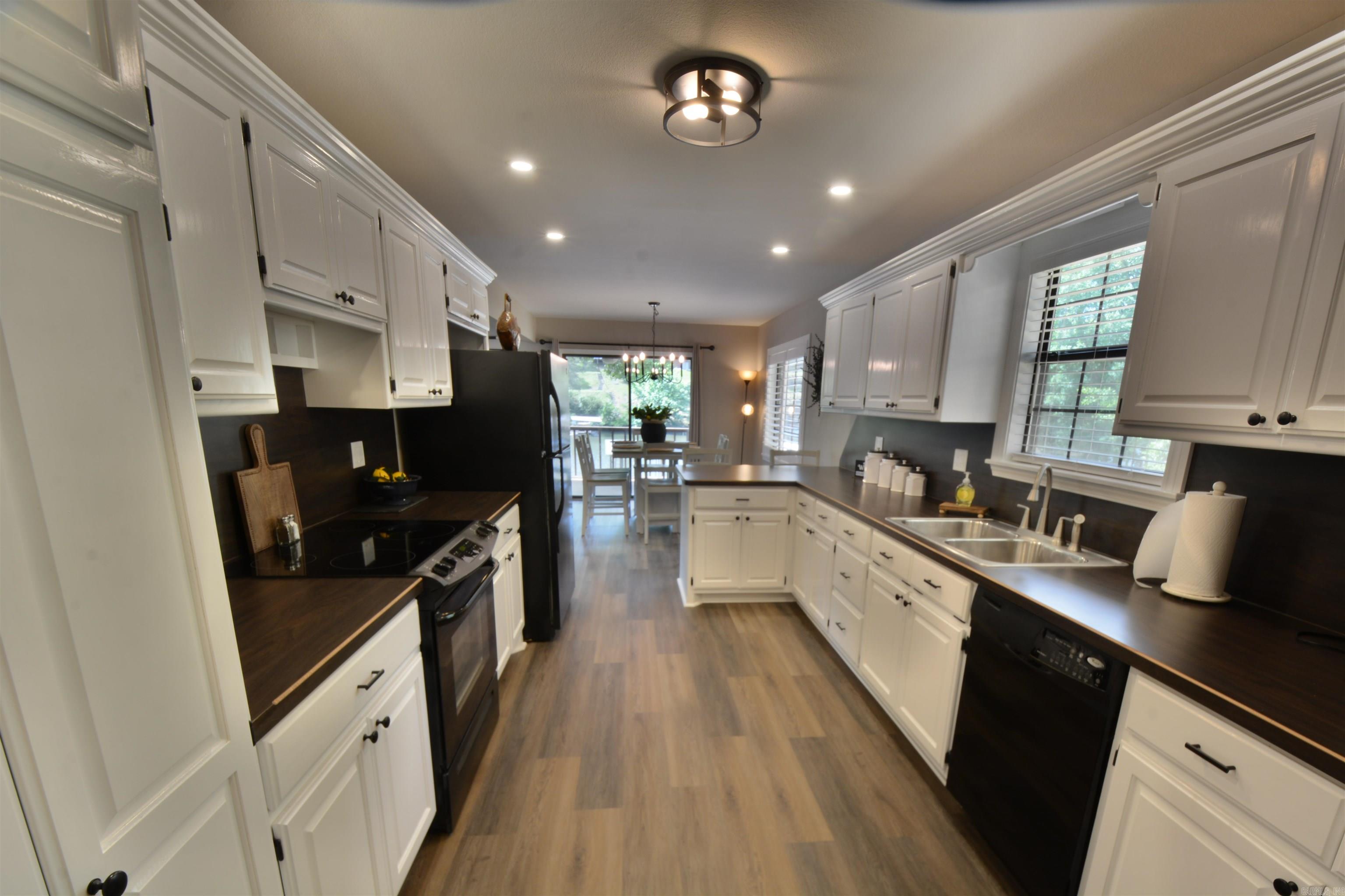 208 Edgewater Circle Property Photo 7