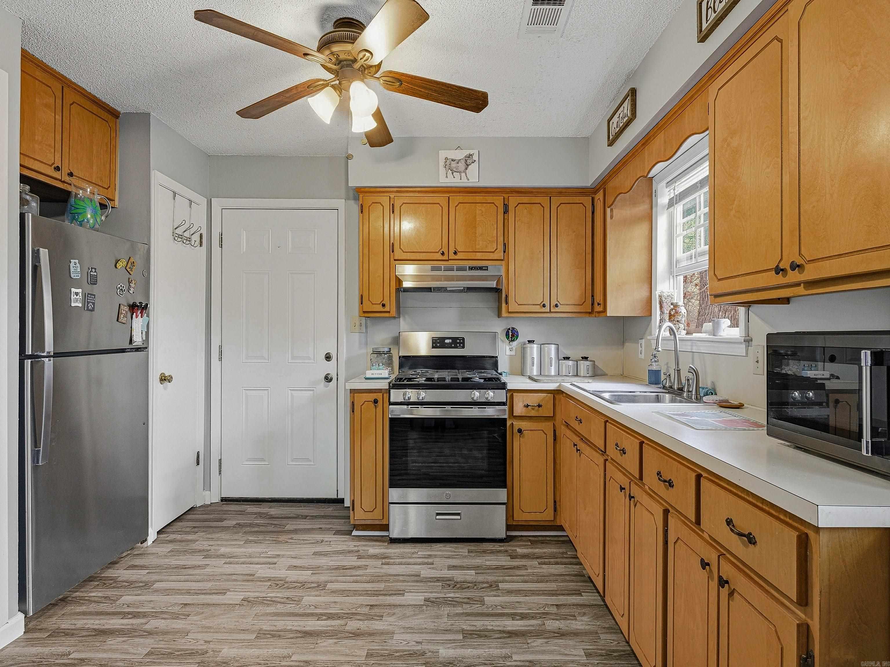 929 W River Road Property Photo 7
