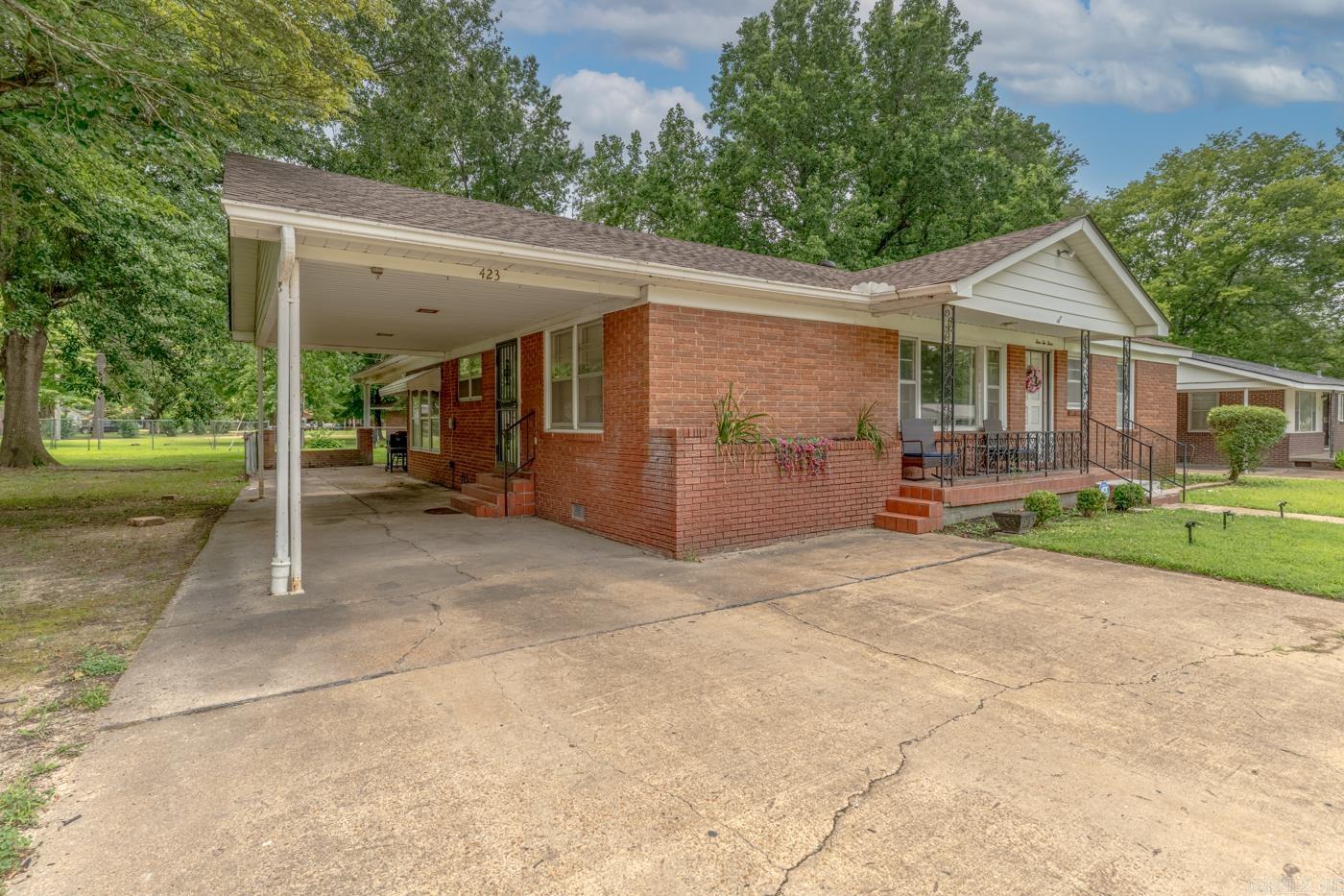 423 Laughrun Drive Property Photo 2