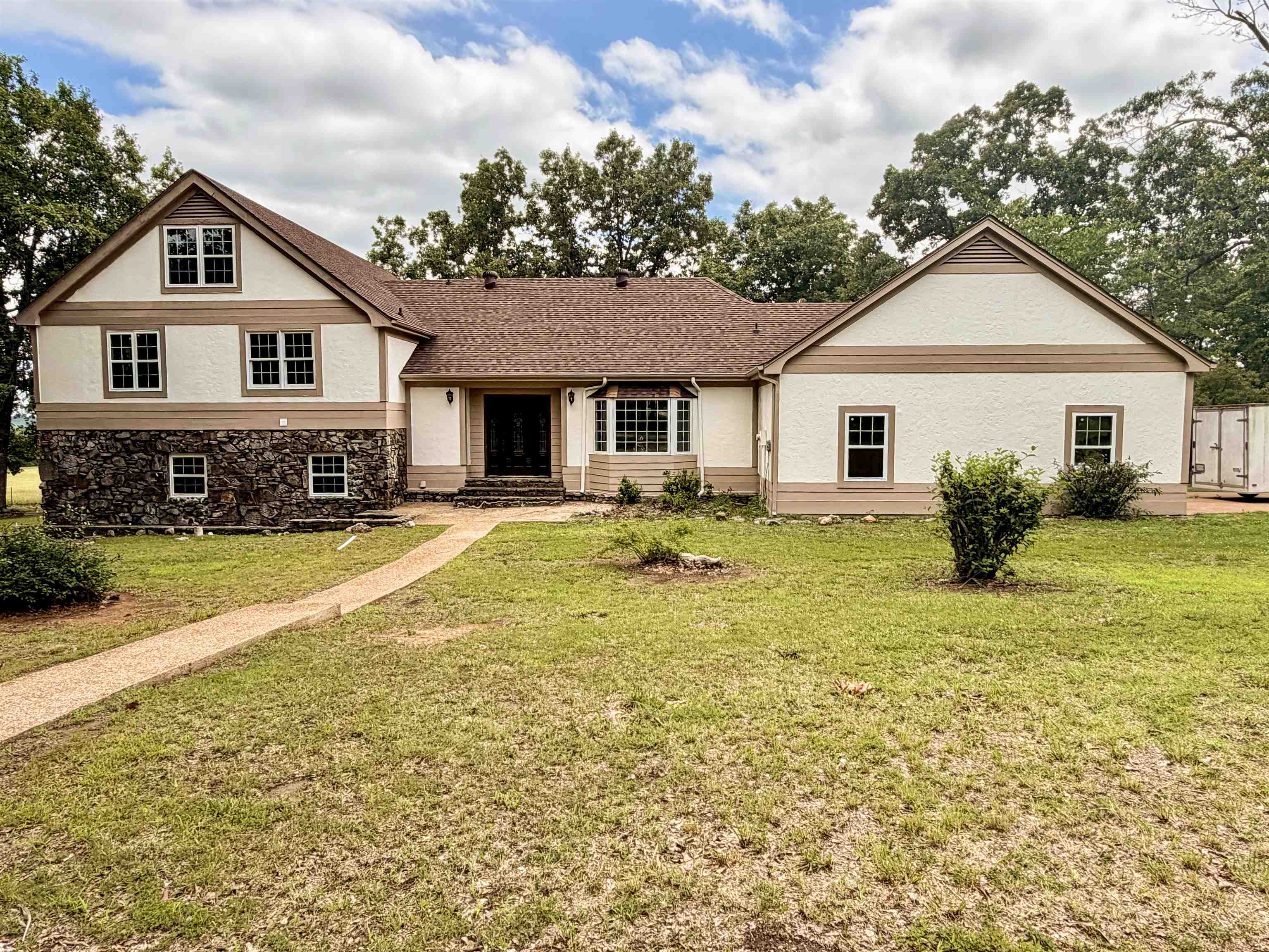 201 E Marshall Drive Property Photo 1