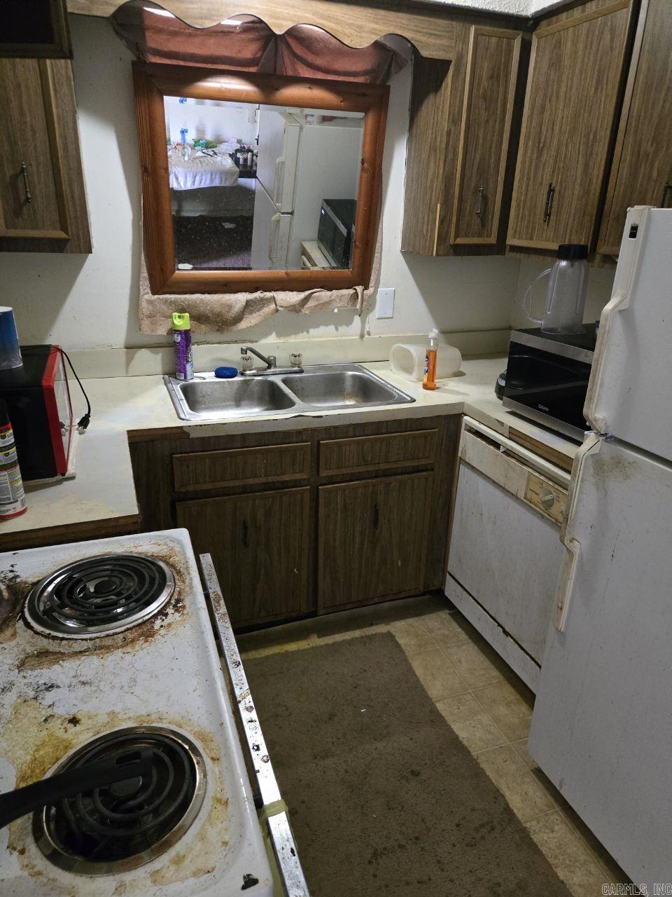 9121 Lew Drive Property Photo 4