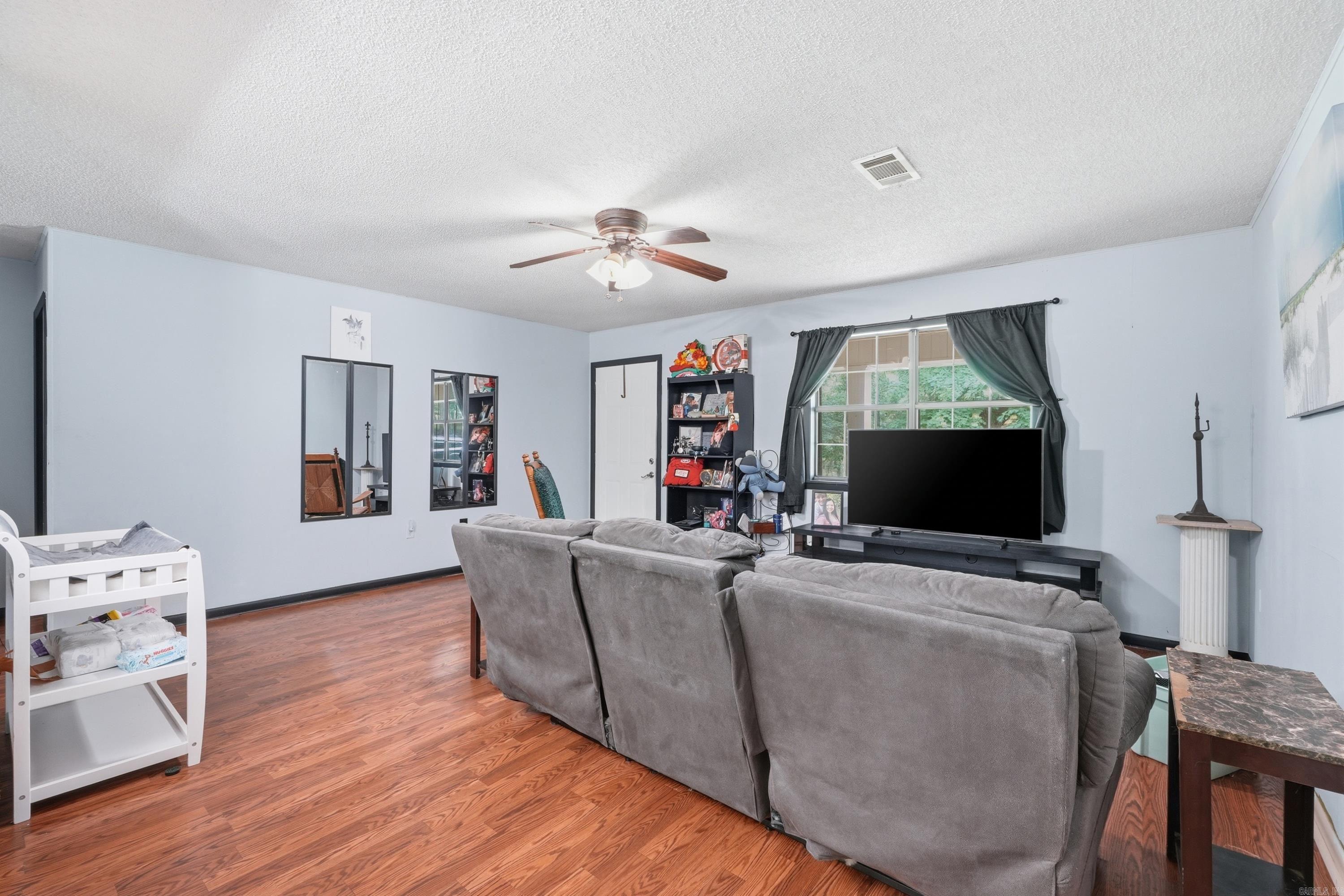 124 E Pin Oak Drive Property Photo 3