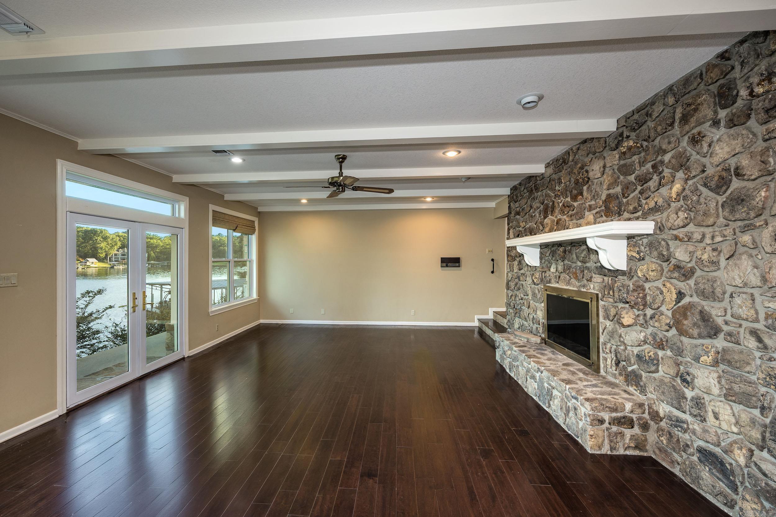 104 Stately Point Property Photo 8