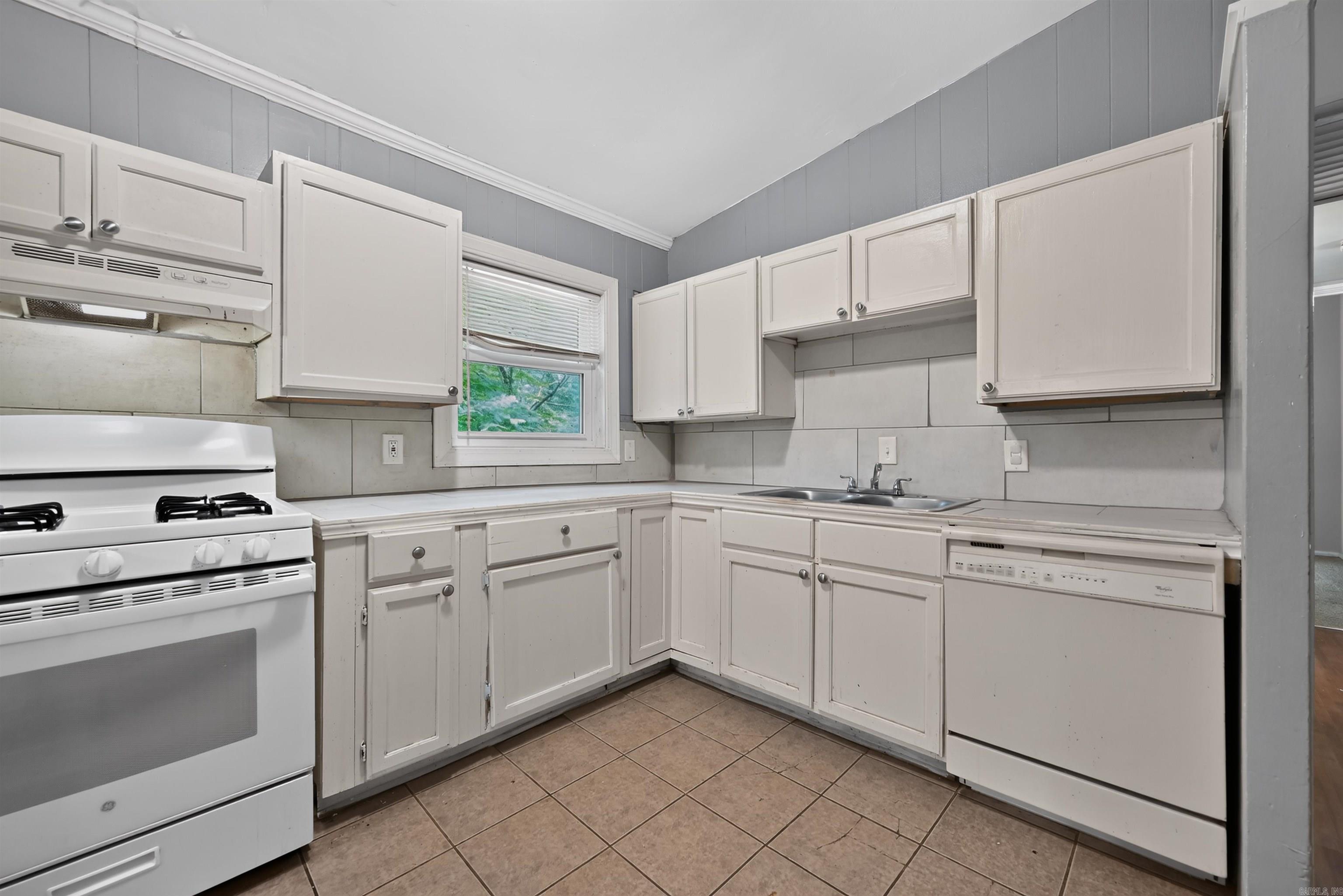 18 Windsor Drive Property Photo 12