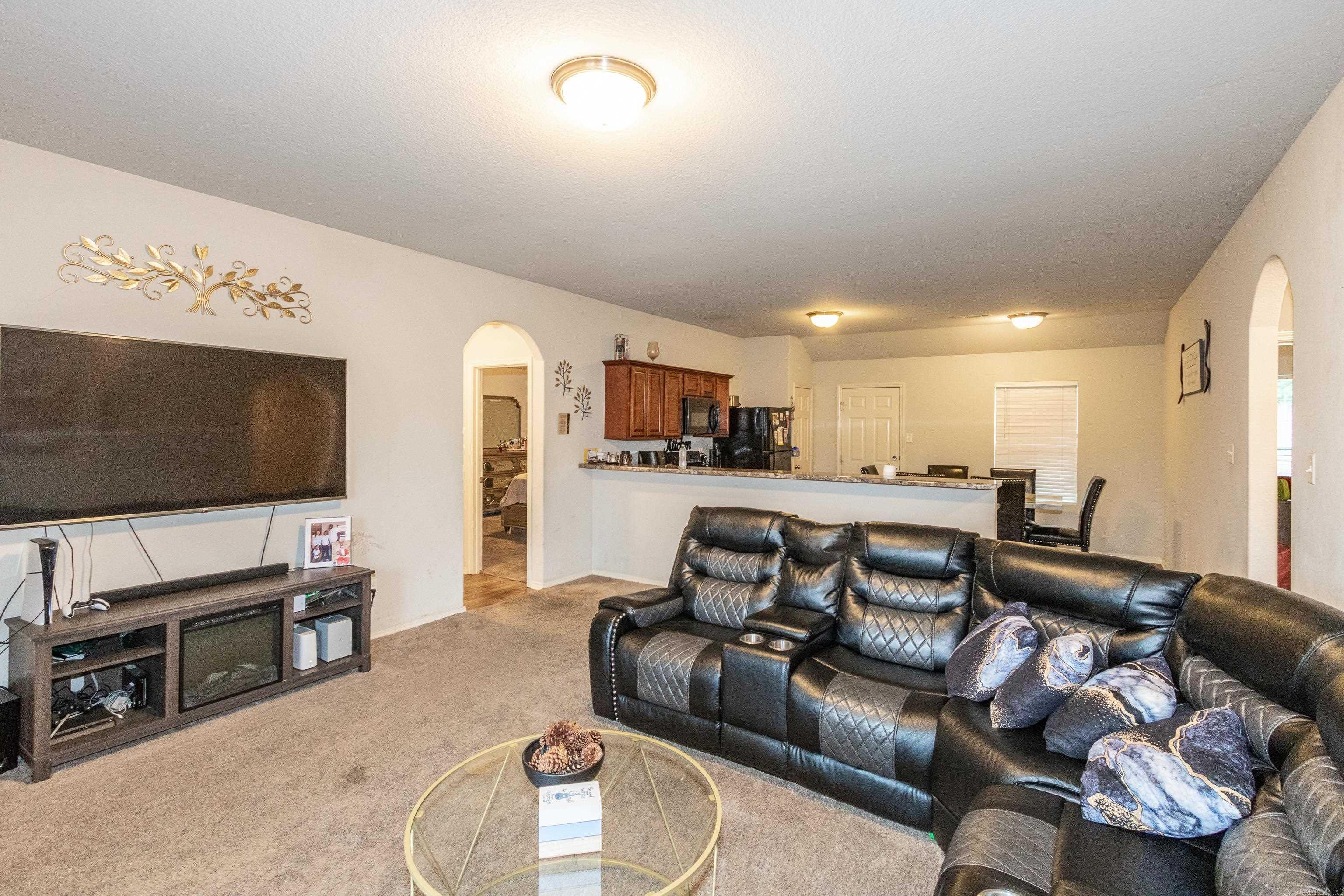 6081 Saddle Hill Drive Property Photo 4