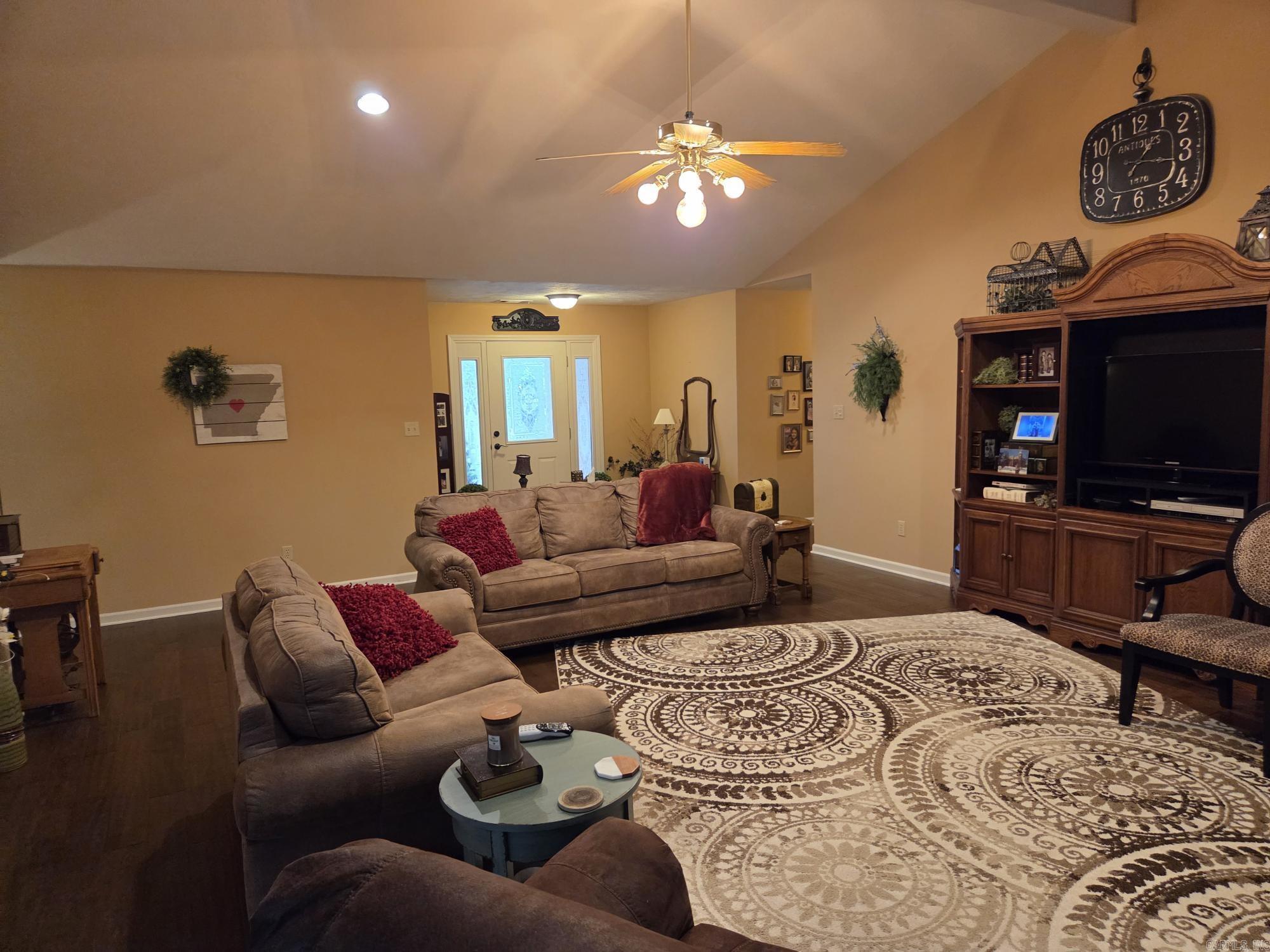 605 Live Oak Drive Property Photo 4