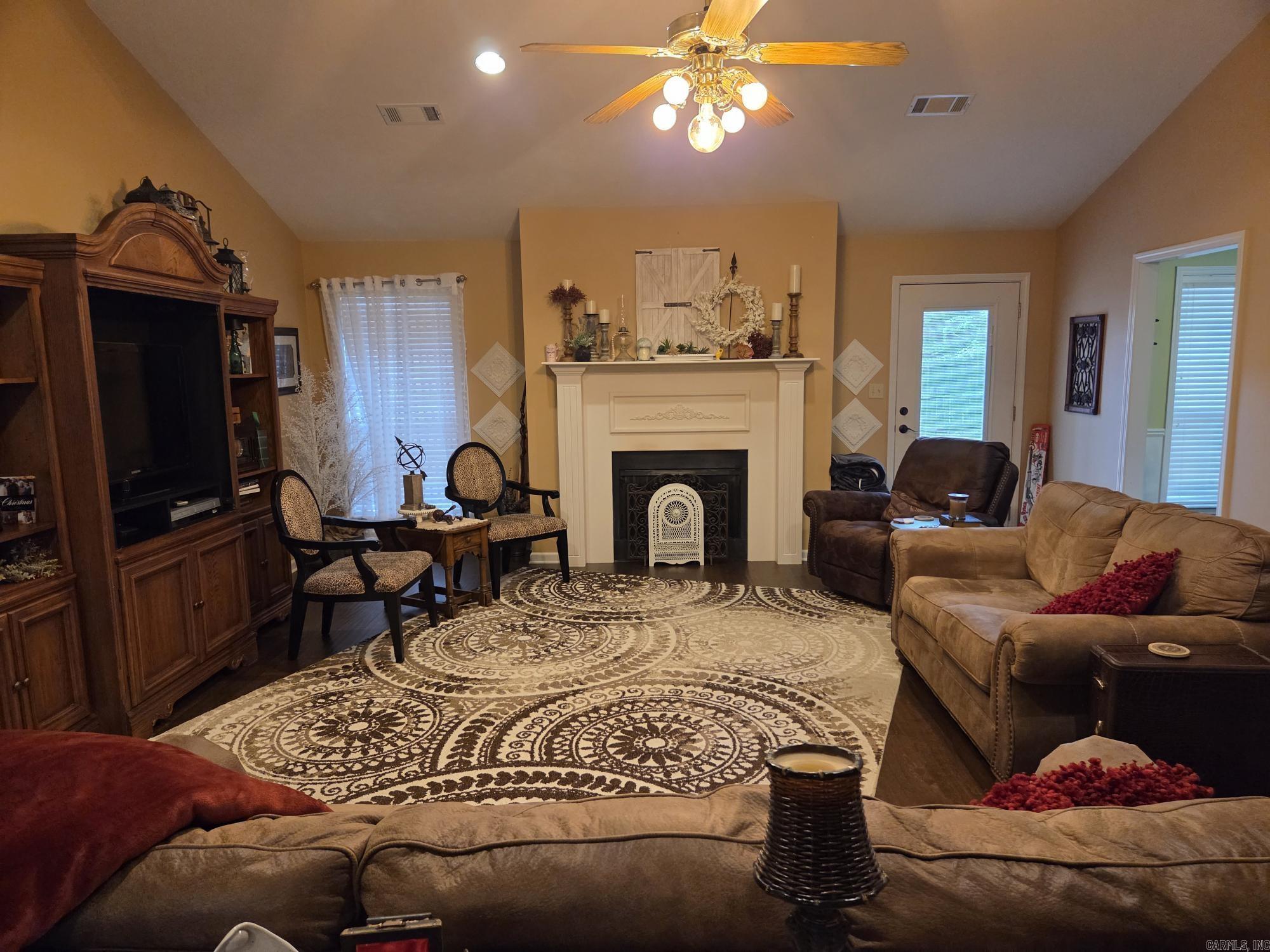 605 Live Oak Drive Property Photo 5