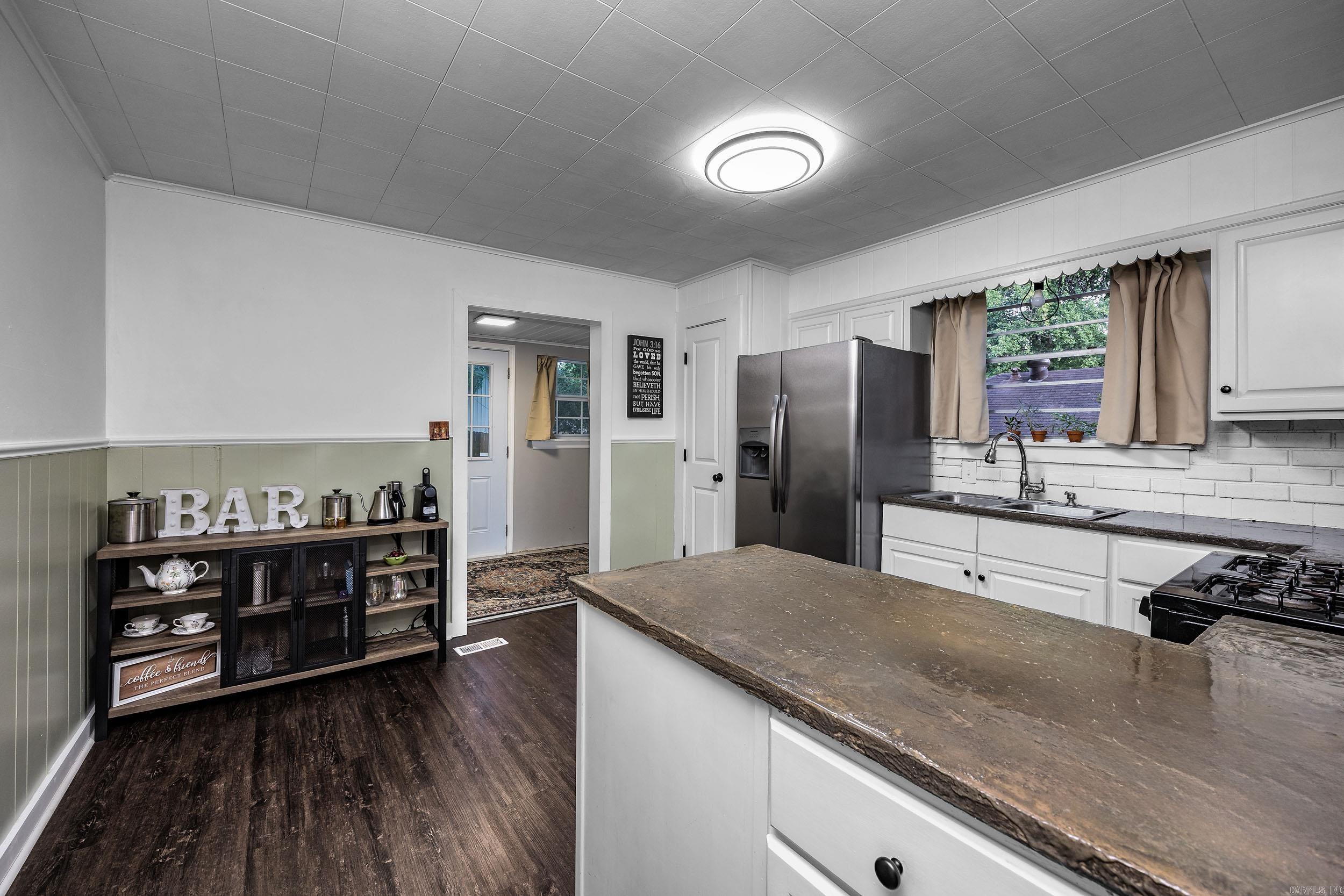 223 S Oak St. Property Photo 4