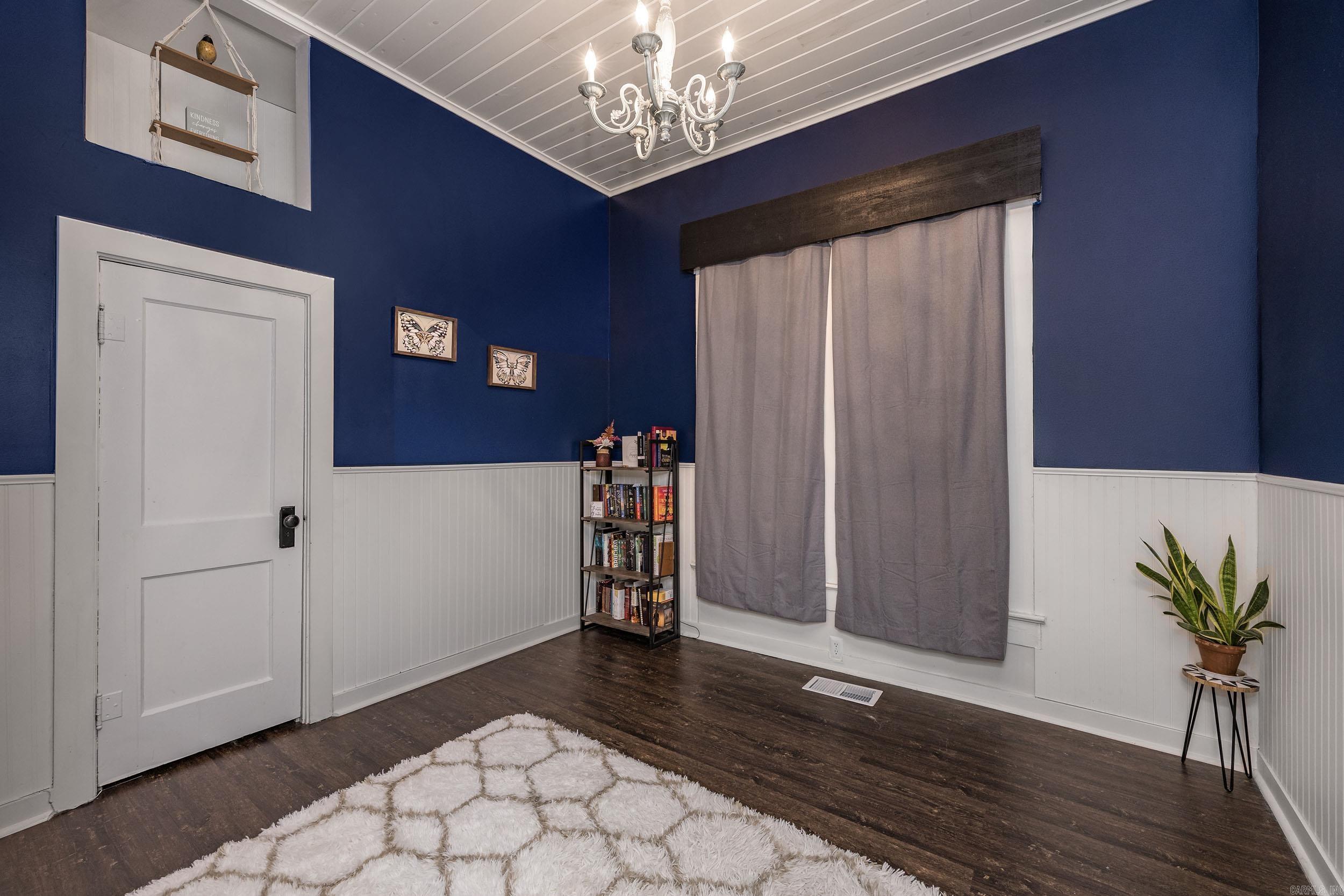 223 S Oak St. Property Photo 7