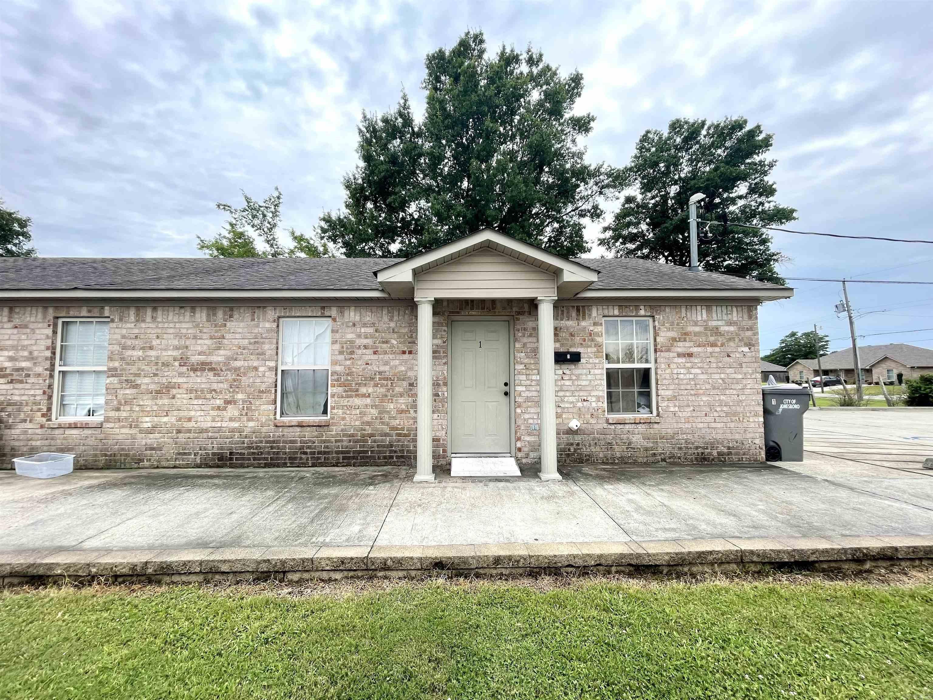 2210 Clark Street Property Photo 3