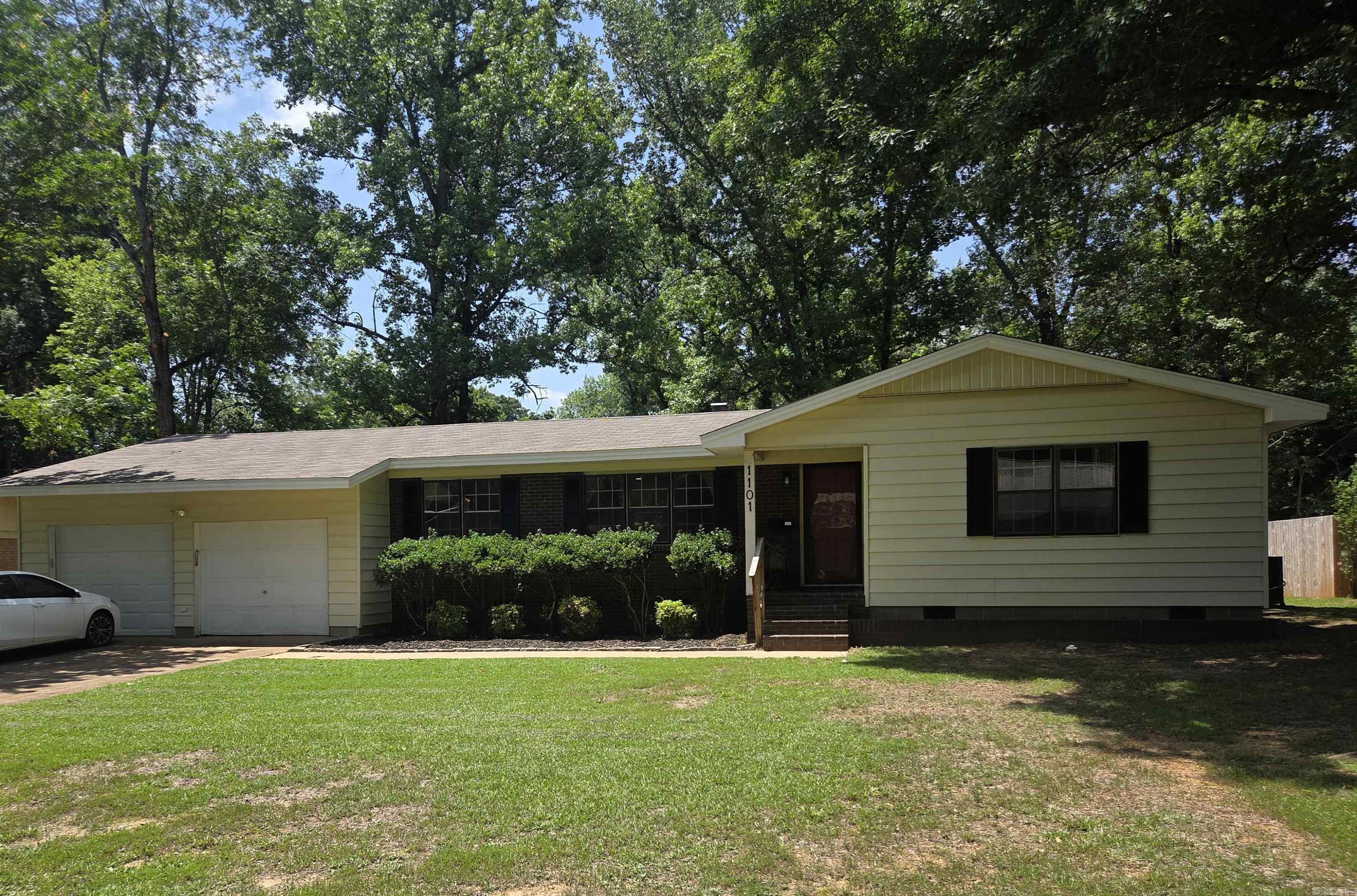 1101 N Cedar Property Photo 1