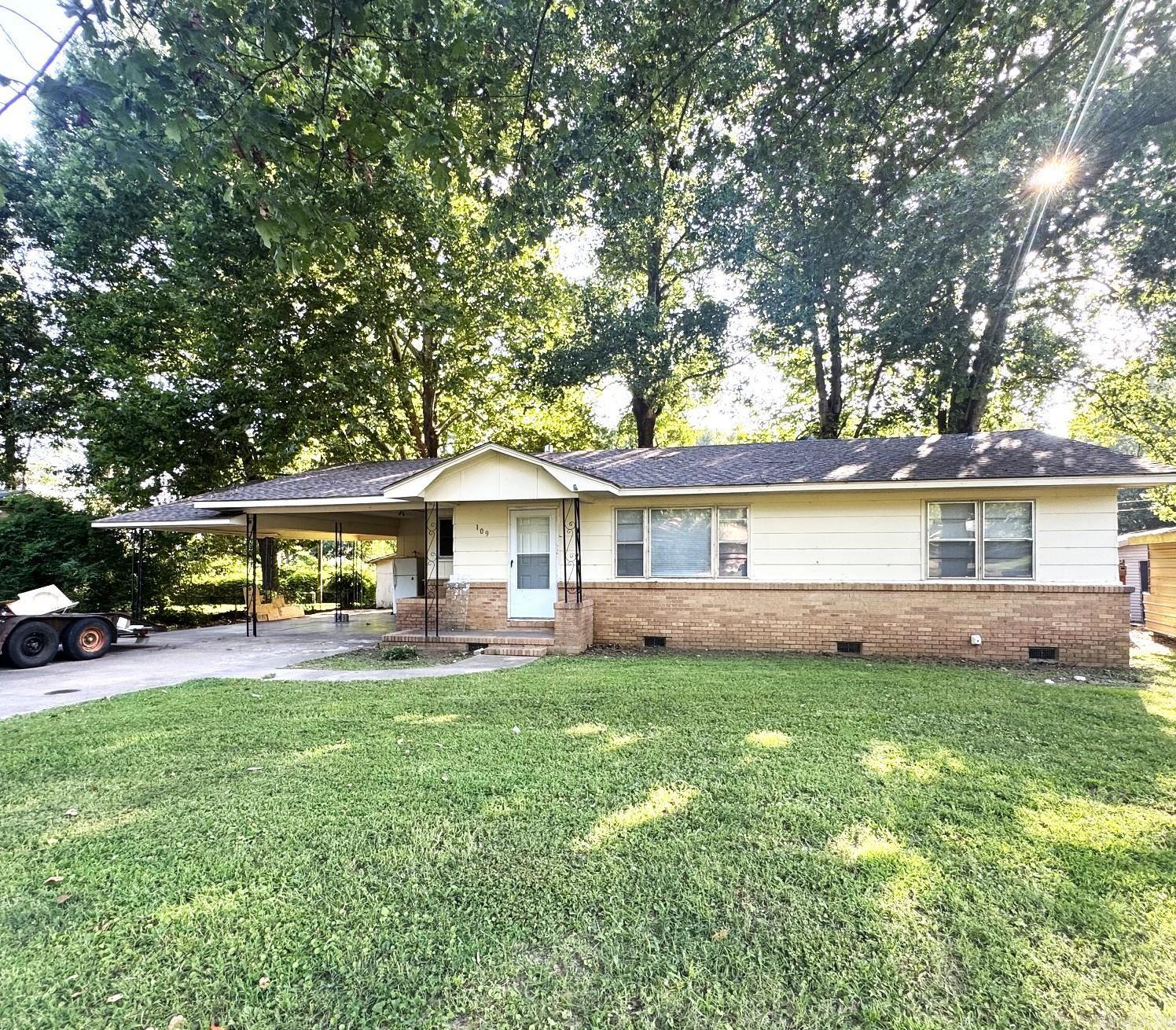 109 Lombardy Ln Property Photo 1