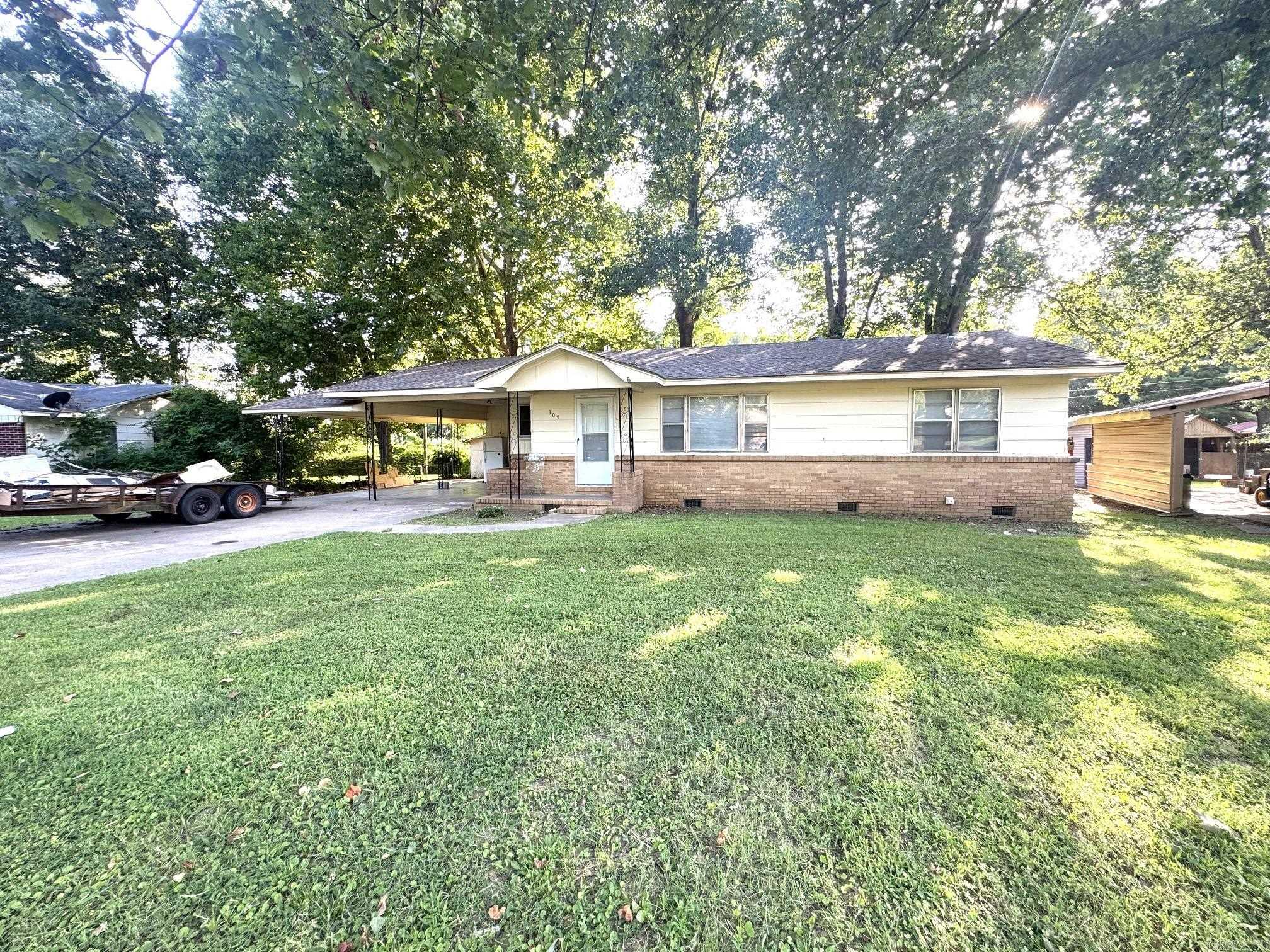 109 Lombardy Ln Property Photo 2