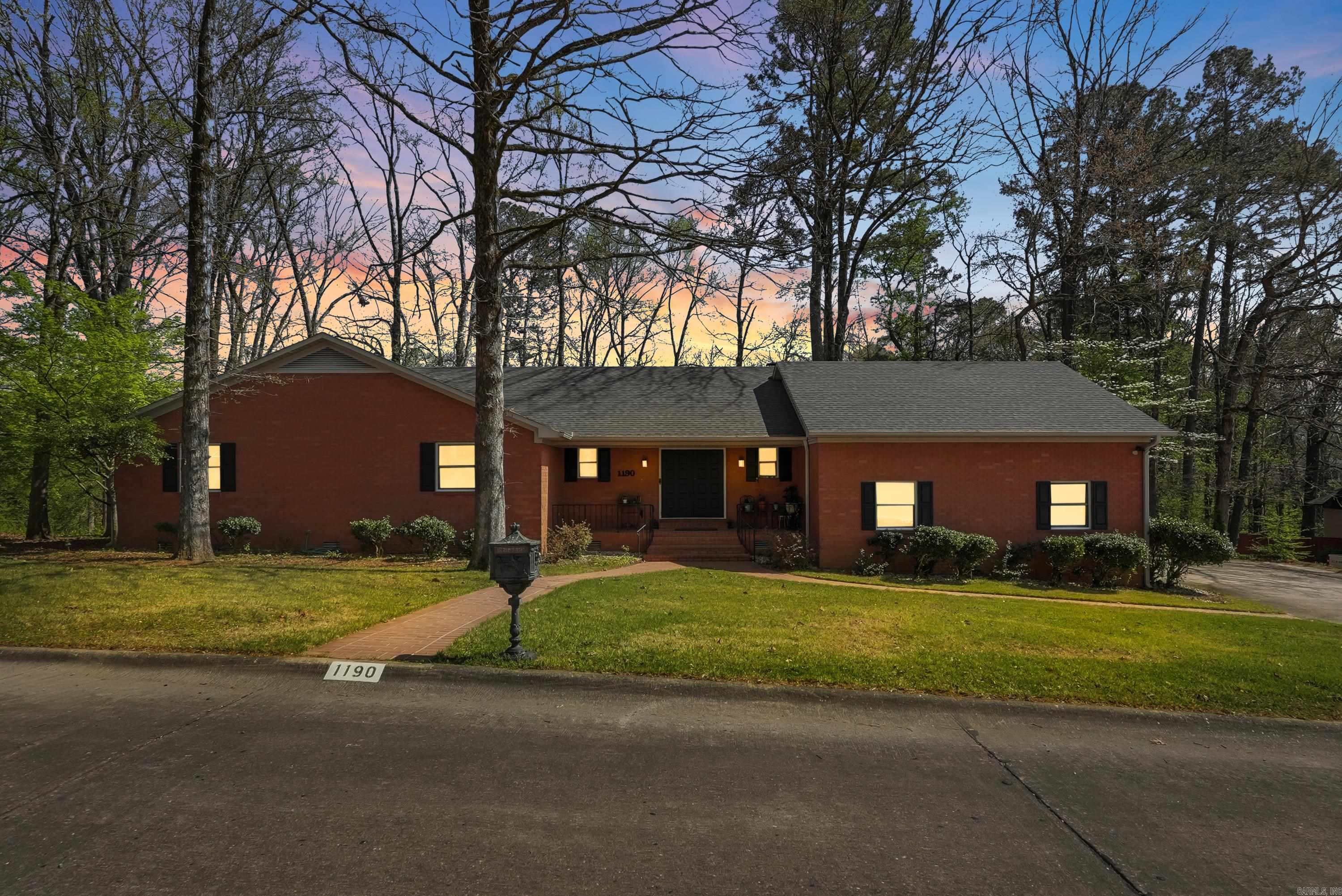 1190 Cambridge Circle Property Photo 1