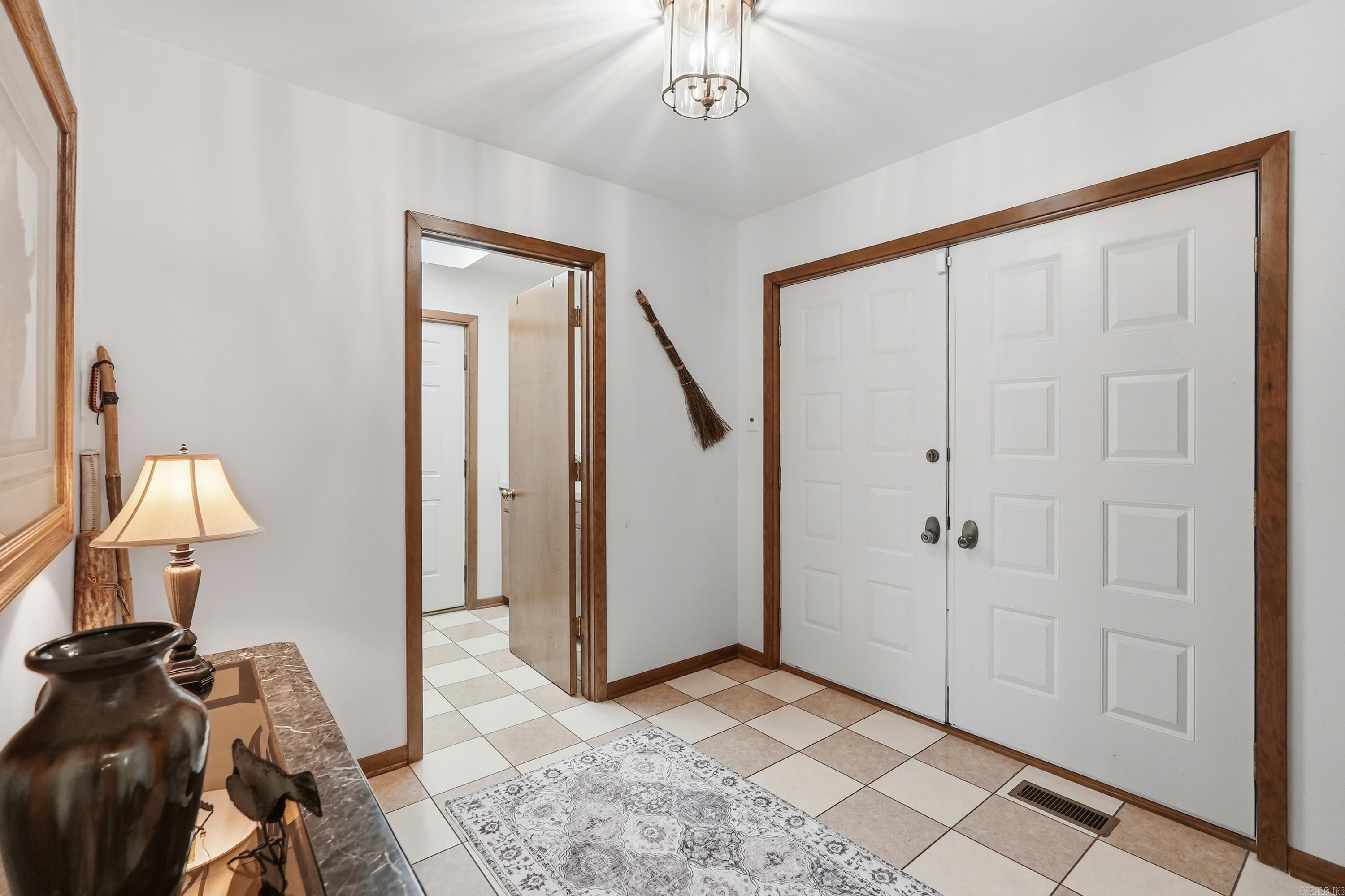 1190 Cambridge Circle Property Photo 2