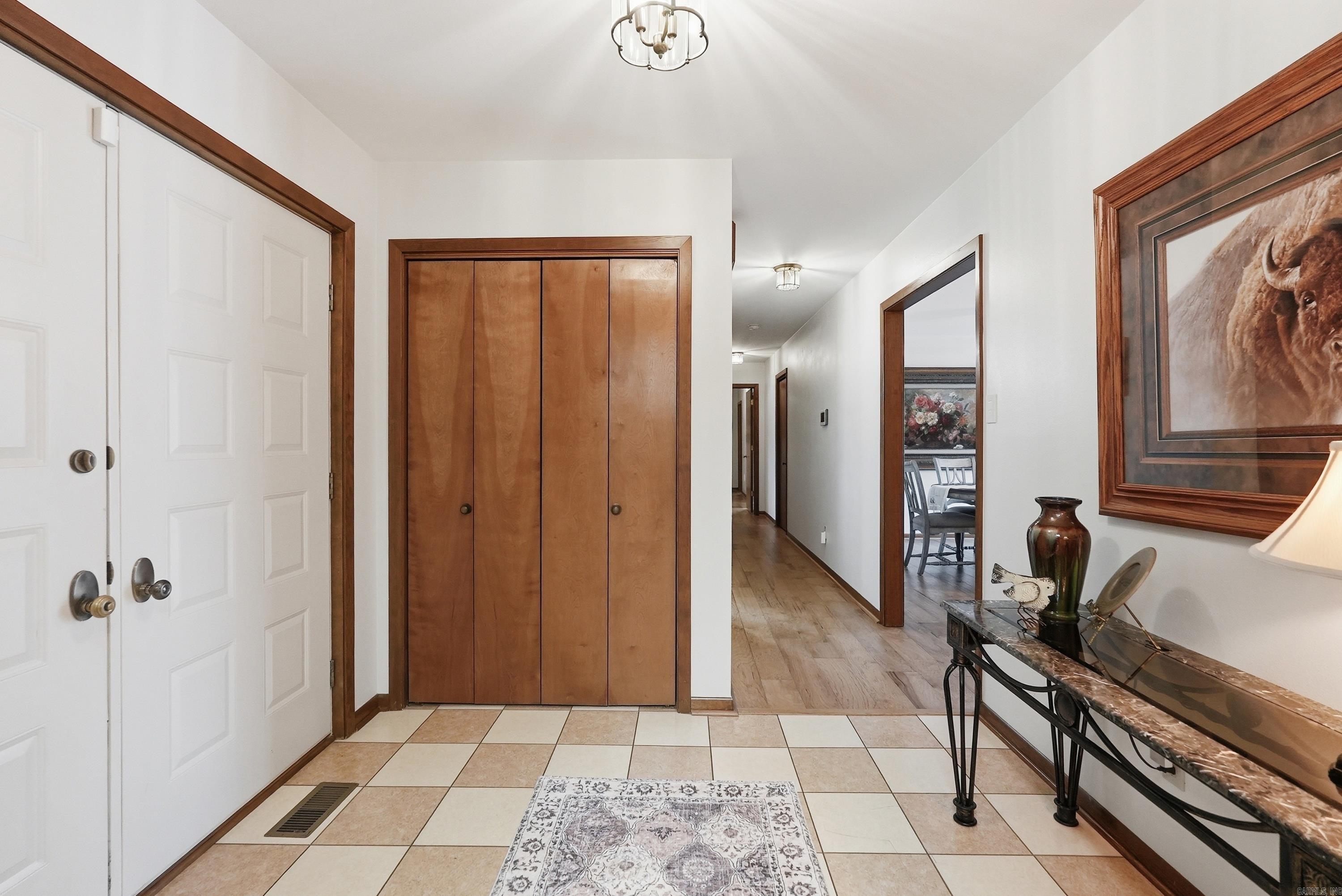 1190 Cambridge Circle Property Photo 3
