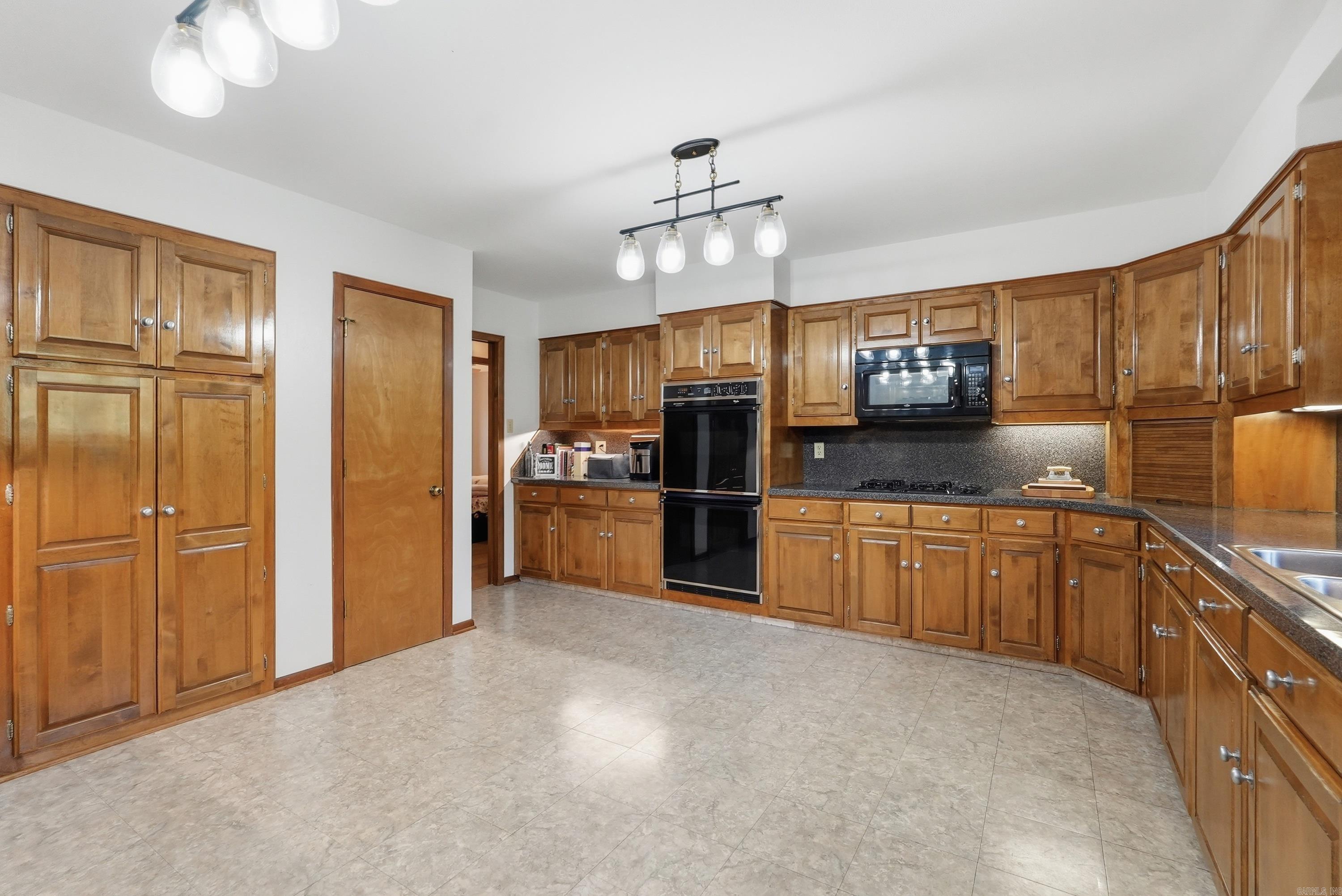 1190 Cambridge Circle Property Photo 19