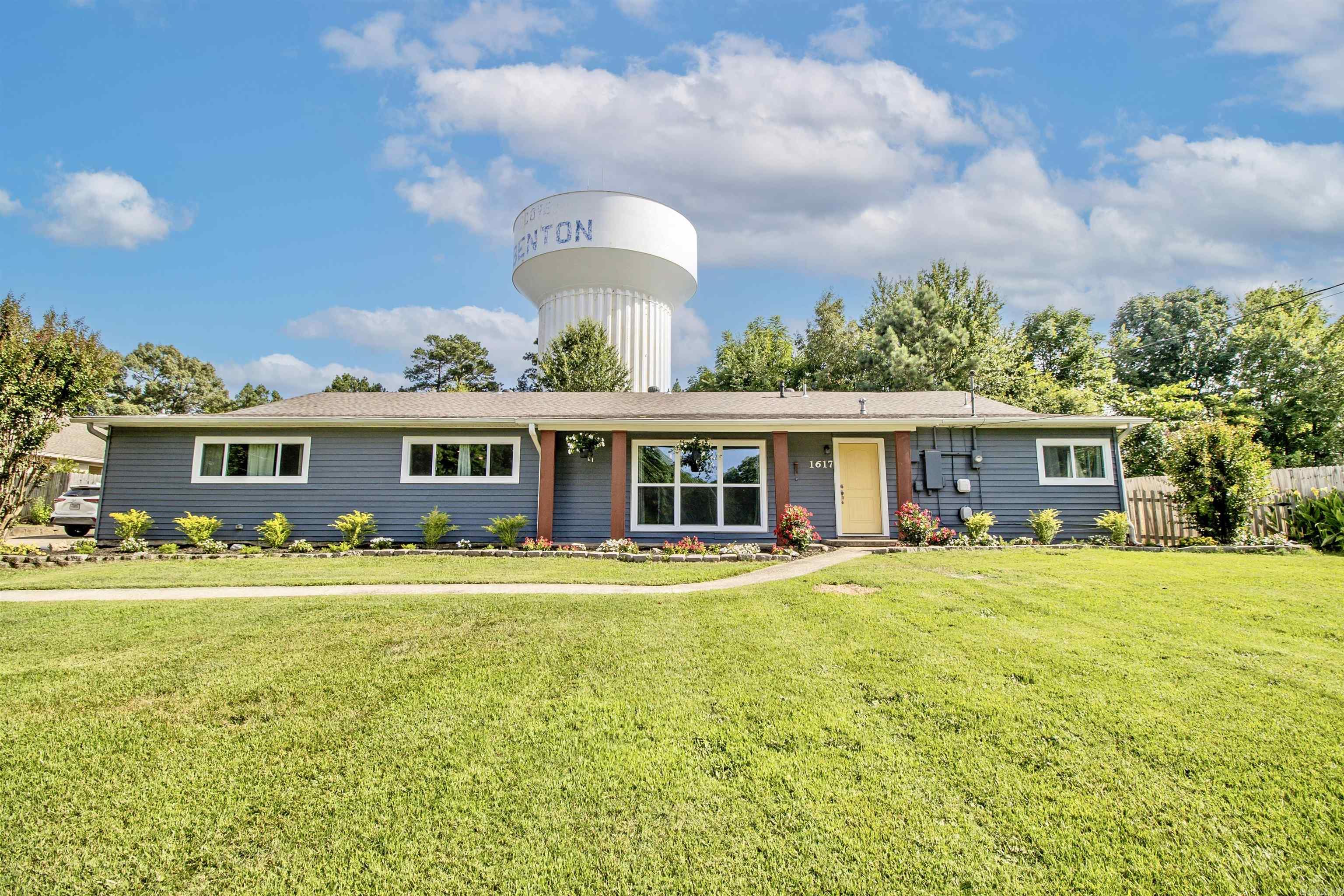 1617 Deerfield Rd Property Photo 2