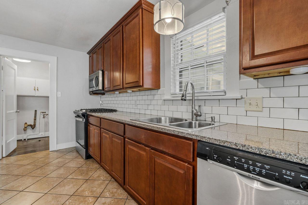 347 Woodlawn Ave Property Photo 15
