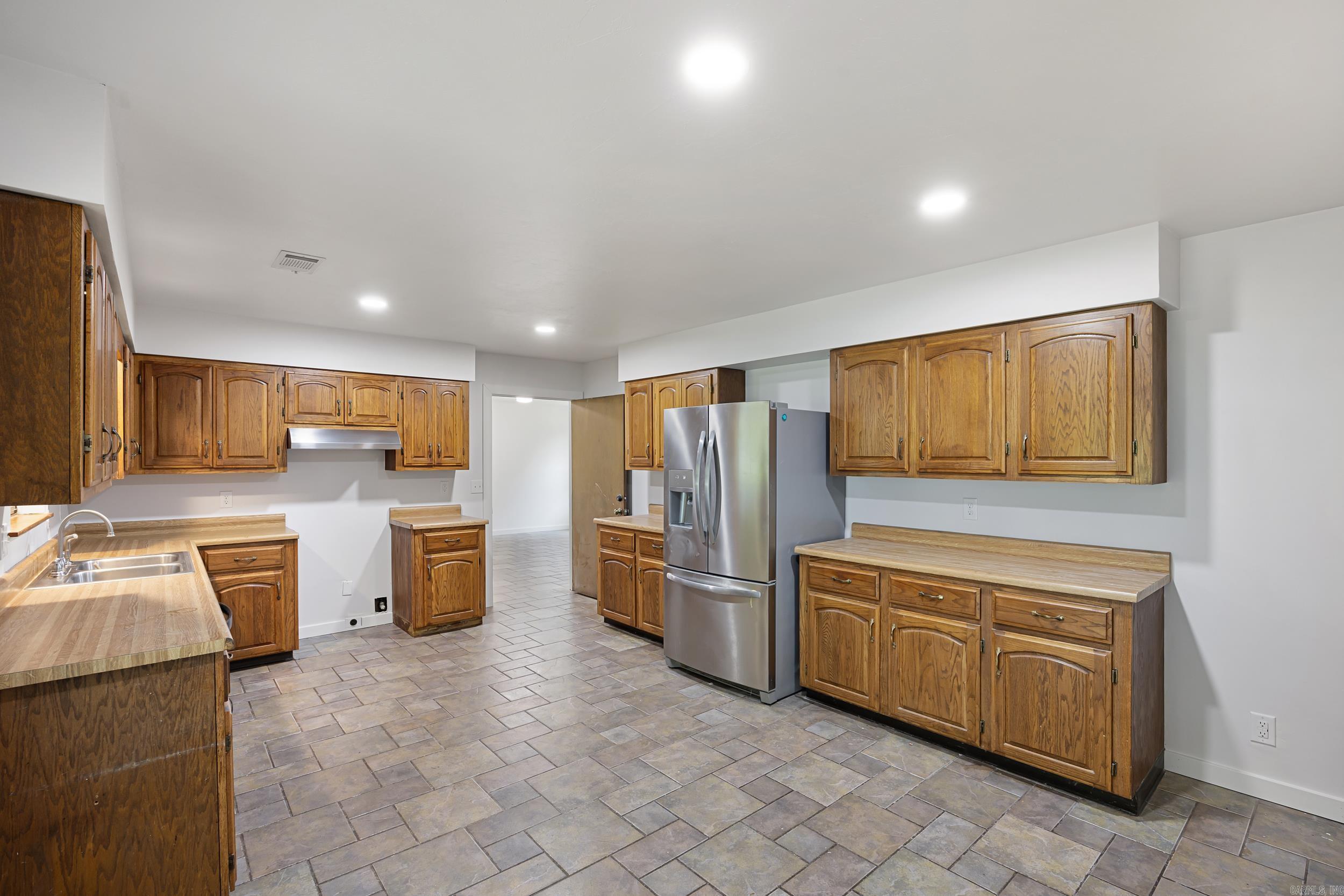 826 E 164 Highway Property Photo 4