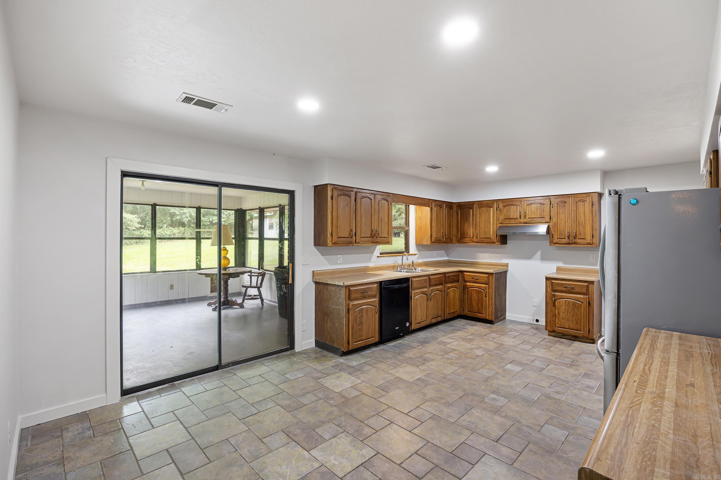 826 E 164 Highway Property Photo 5
