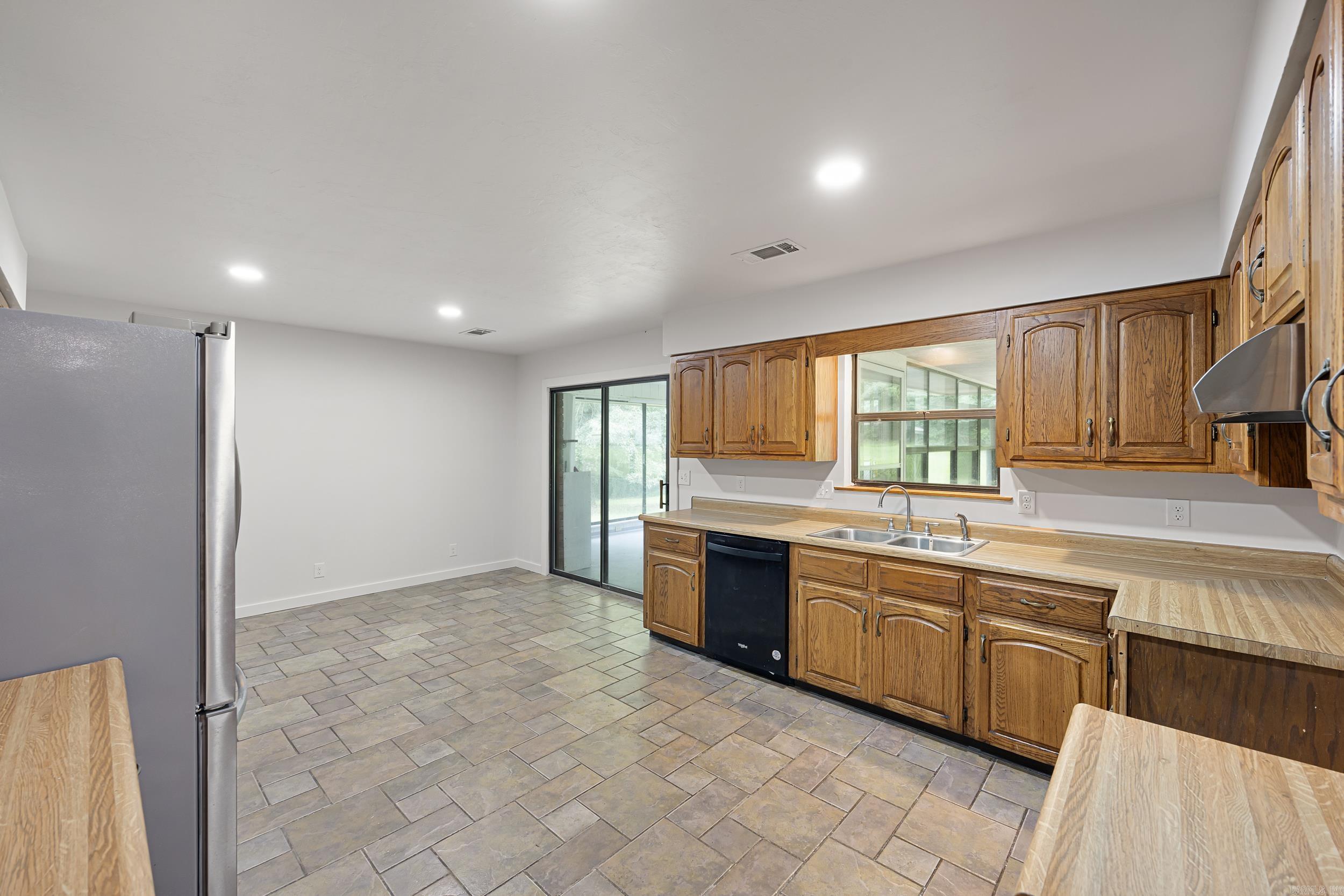 826 E 164 Highway Property Photo 7